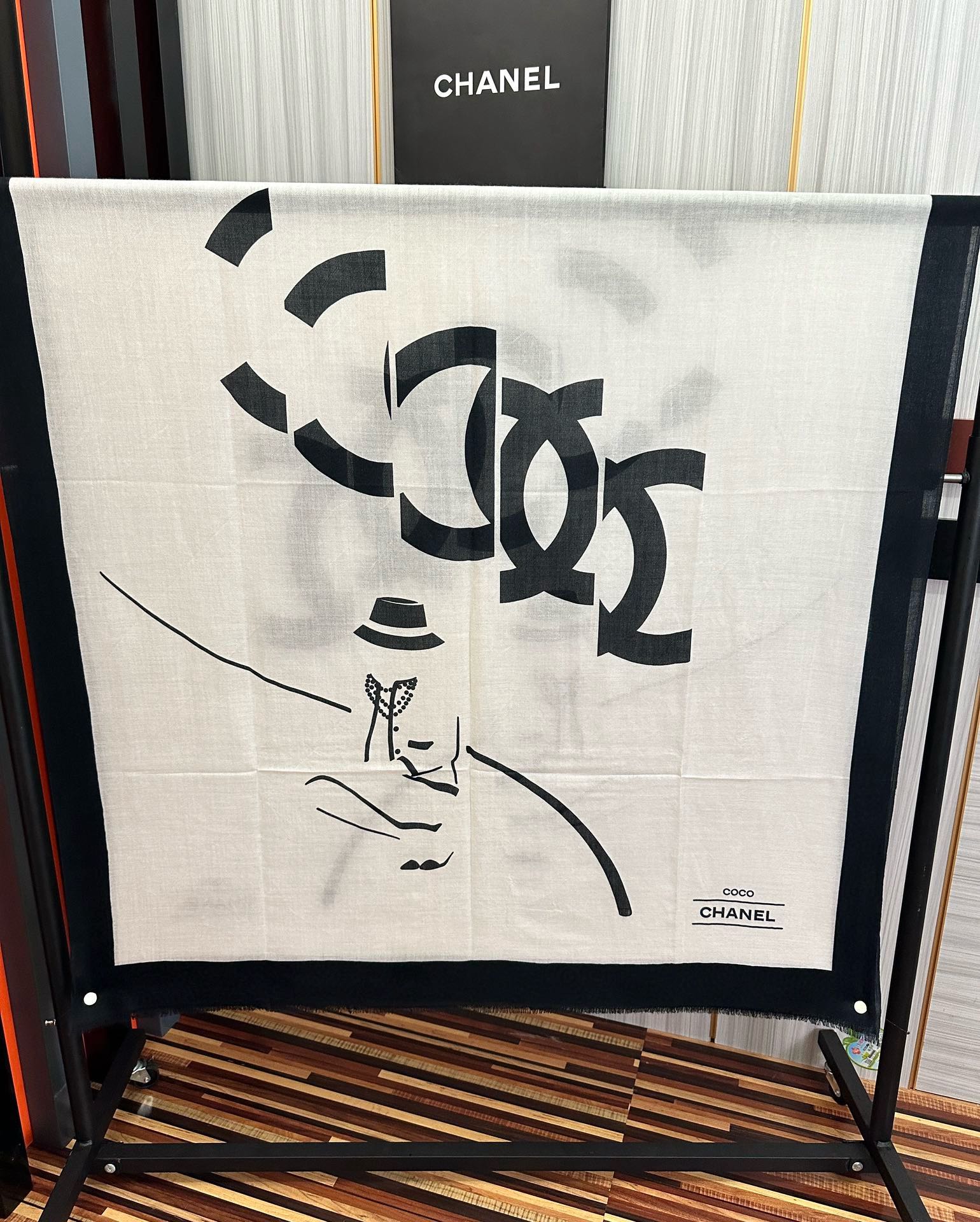 🔥 香奈儿 经典优雅Coco风[礼物]~气质到骨子里[色]香奶奶新一季的面料超高级，真心超级柔软，丝丝顺