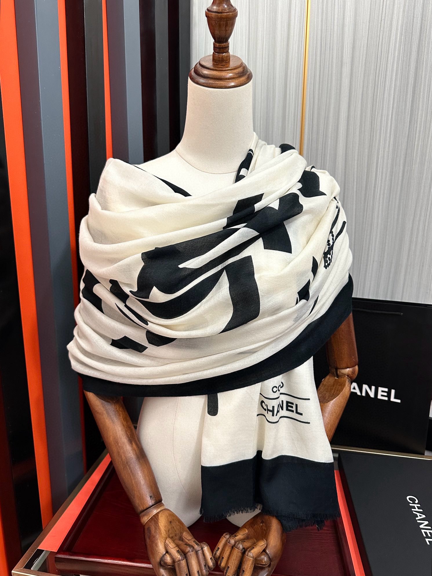 🔥 香奈儿 经典优雅Coco风[礼物]~气质到骨子里[色]香奶奶新一季的面料超高级，真心超级柔软，丝丝顺