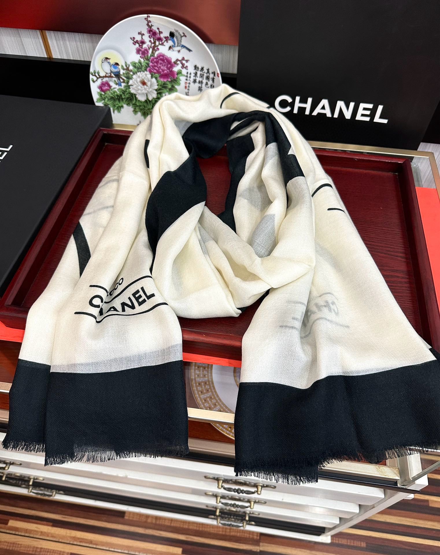 🔥 香奈儿 经典优雅Coco风[礼物]~气质到骨子里[色]香奶奶新一季的面料超高级，真心超级柔软，丝丝顺