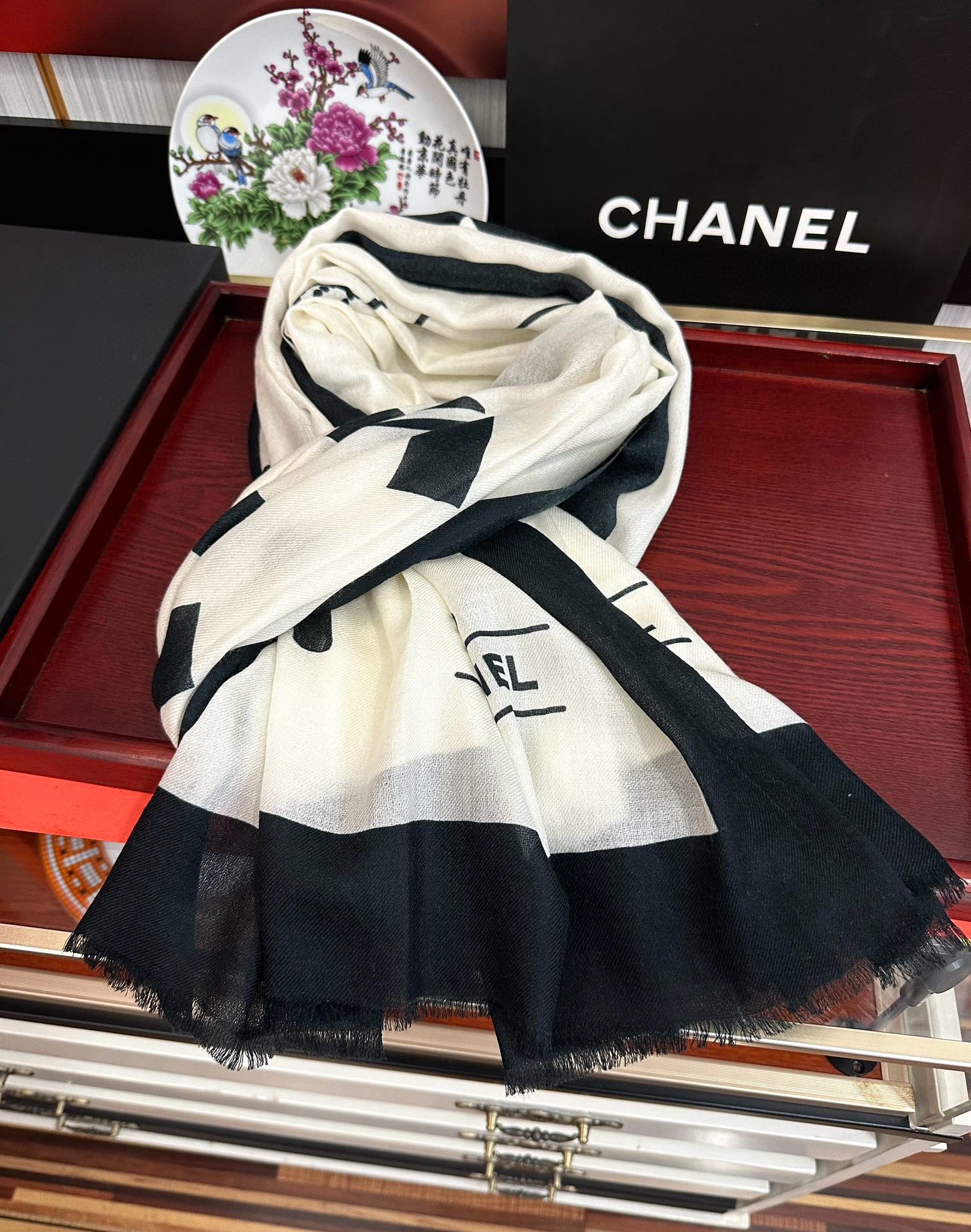 🔥 香奈儿 经典优雅Coco风[礼物]~气质到骨子里[色]香奶奶新一季的面料超高级，真心超级柔软，丝丝顺