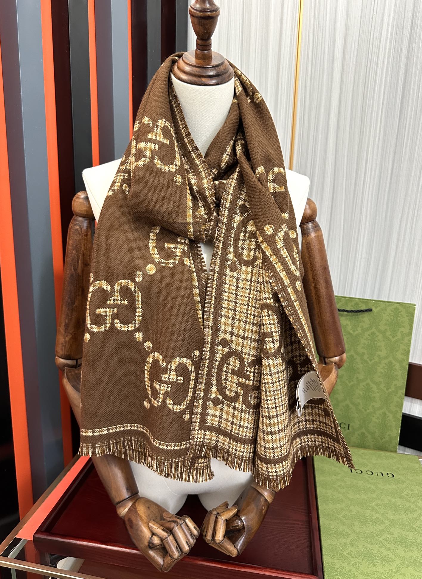 🔥【高品质】古驰 格纹大G羊毛围巾🧣又是一个秋冬王炸单品[礼物]经典GG图案是品牌在30年代开始使用的标