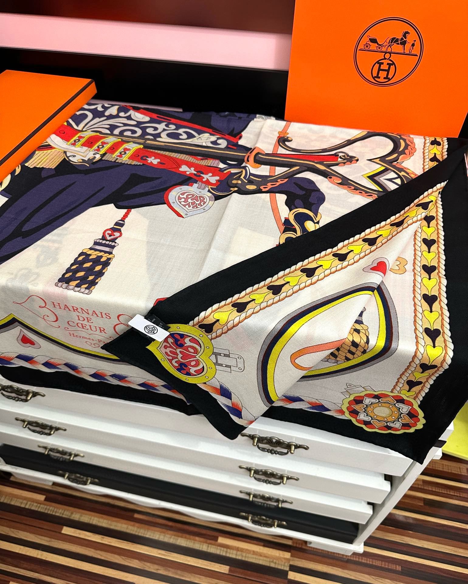 。上新 爱马仕【骏马奔腾】ZG同步 秋冬新款[爱心]新一季丝巾采购清单估计各位养马人们已经列好了[太阳]