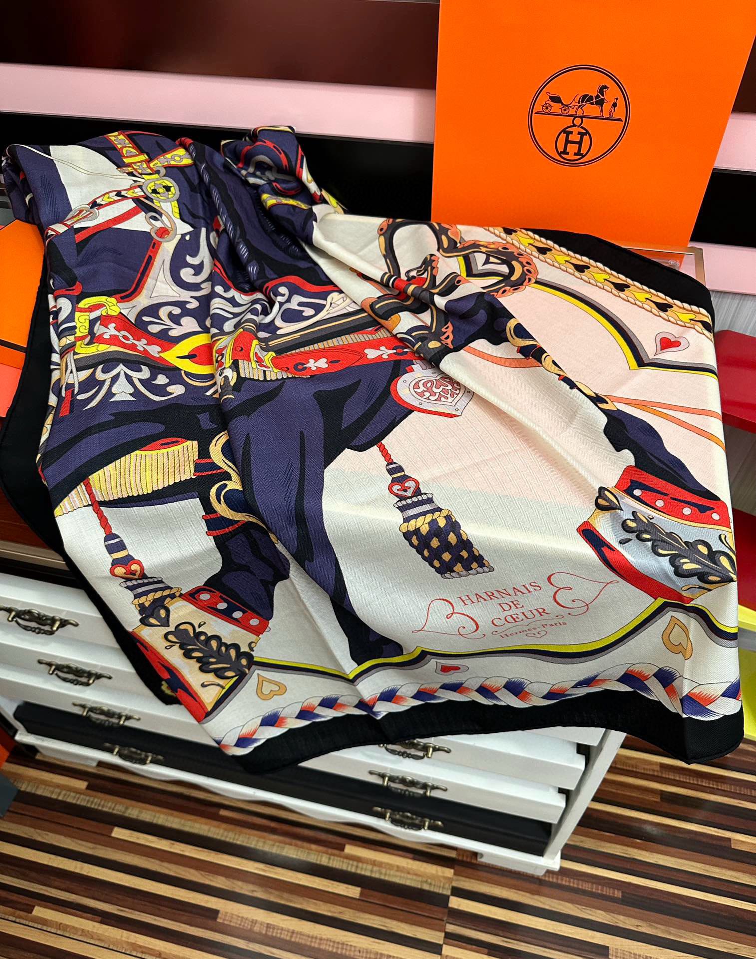 。上新 爱马仕【骏马奔腾】ZG同步 秋冬新款[爱心]新一季丝巾采购清单估计各位养马人们已经列好了[太阳]