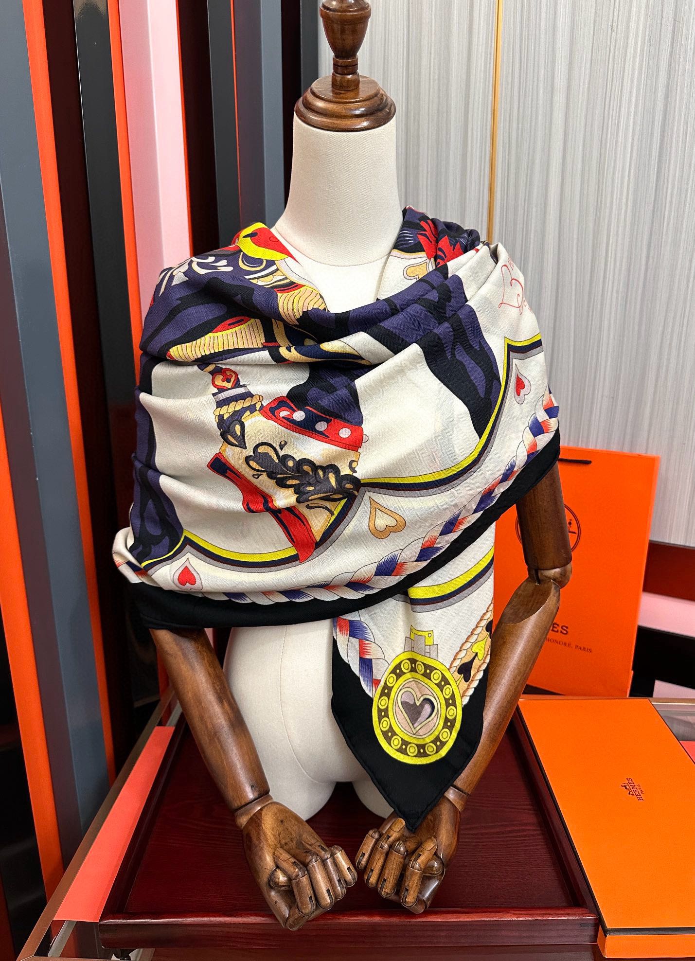 。上新 爱马仕【骏马奔腾】ZG同步 秋冬新款[爱心]新一季丝巾采购清单估计各位养马人们已经列好了[太阳]