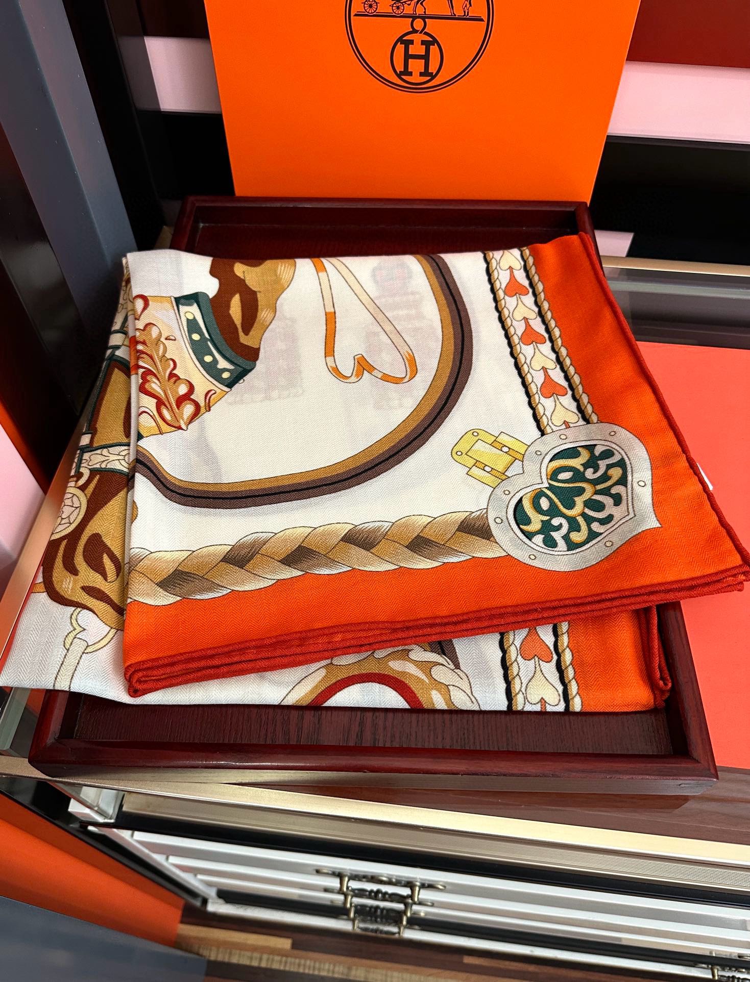 。上新 爱马仕【骏马奔腾】ZG同步 秋冬新款[爱心]新一季丝巾采购清单估计各位养马人们已经列好了[太阳]