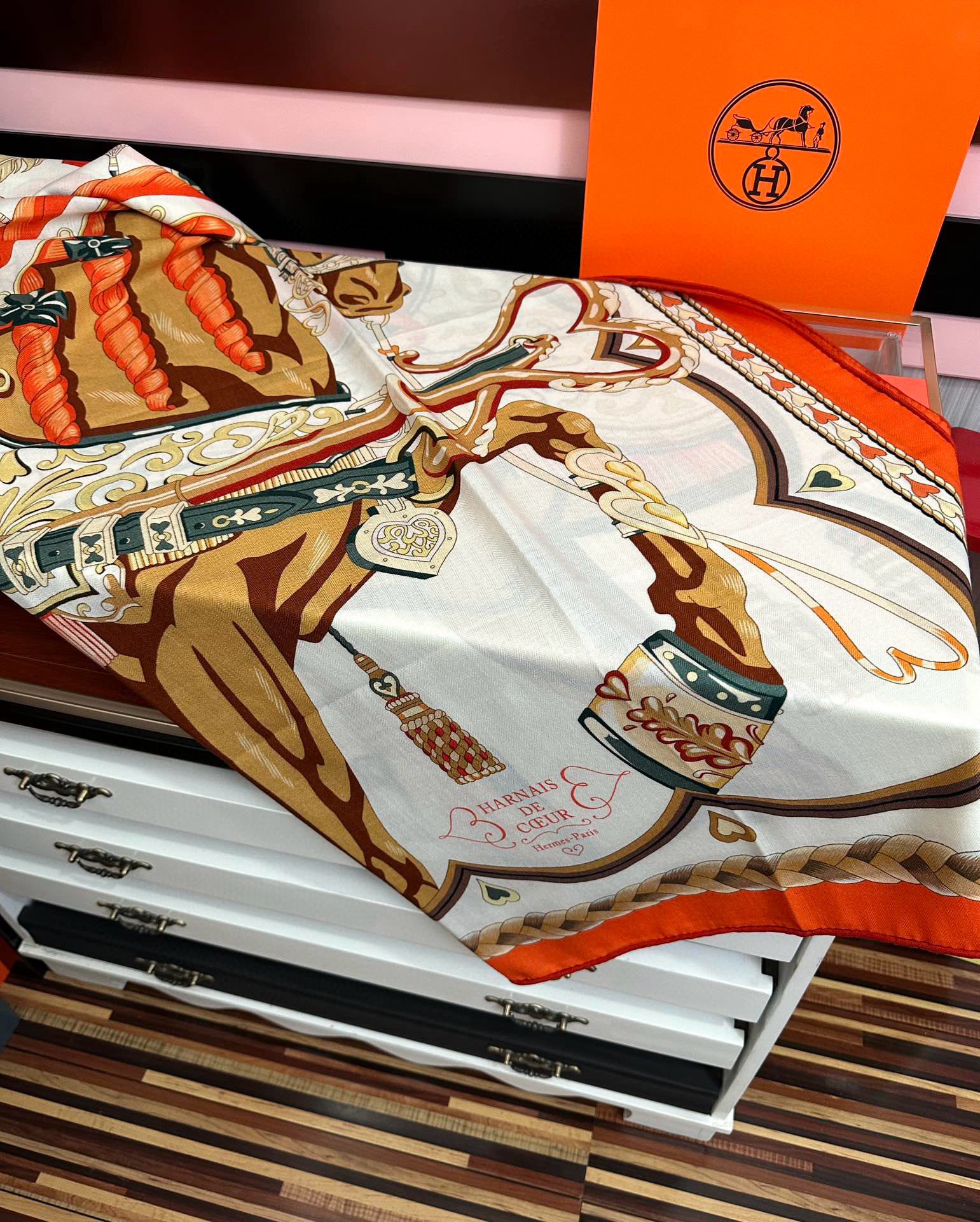 。上新 爱马仕【骏马奔腾】ZG同步 秋冬新款[爱心]新一季丝巾采购清单估计各位养马人们已经列好了[太阳]