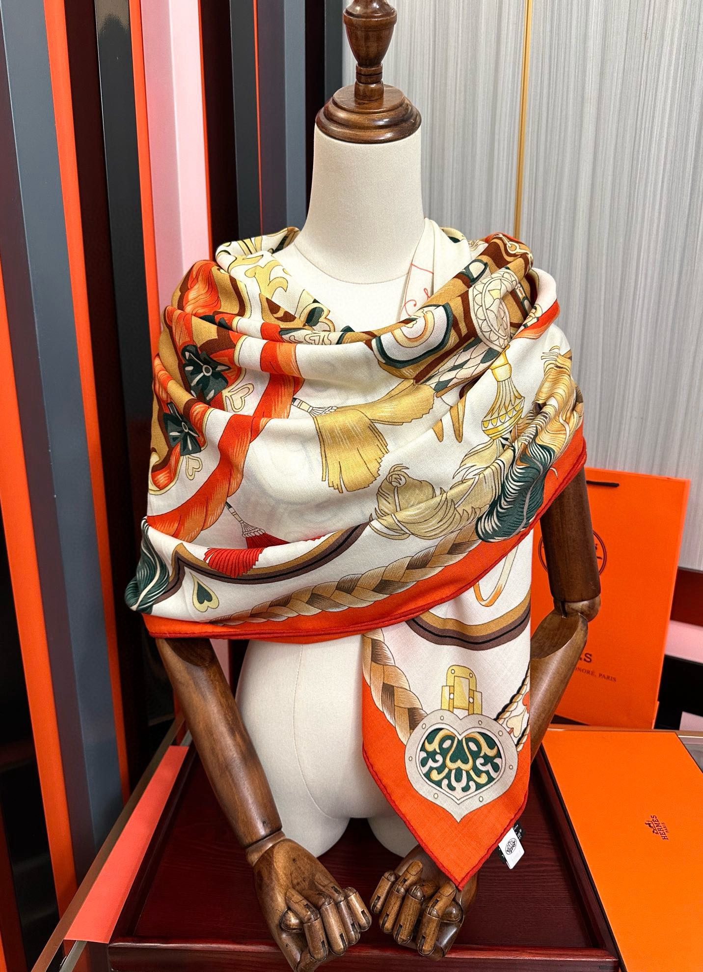 。上新 爱马仕【骏马奔腾】ZG同步 秋冬新款[爱心]新一季丝巾采购清单估计各位养马人们已经列好了[太阳]