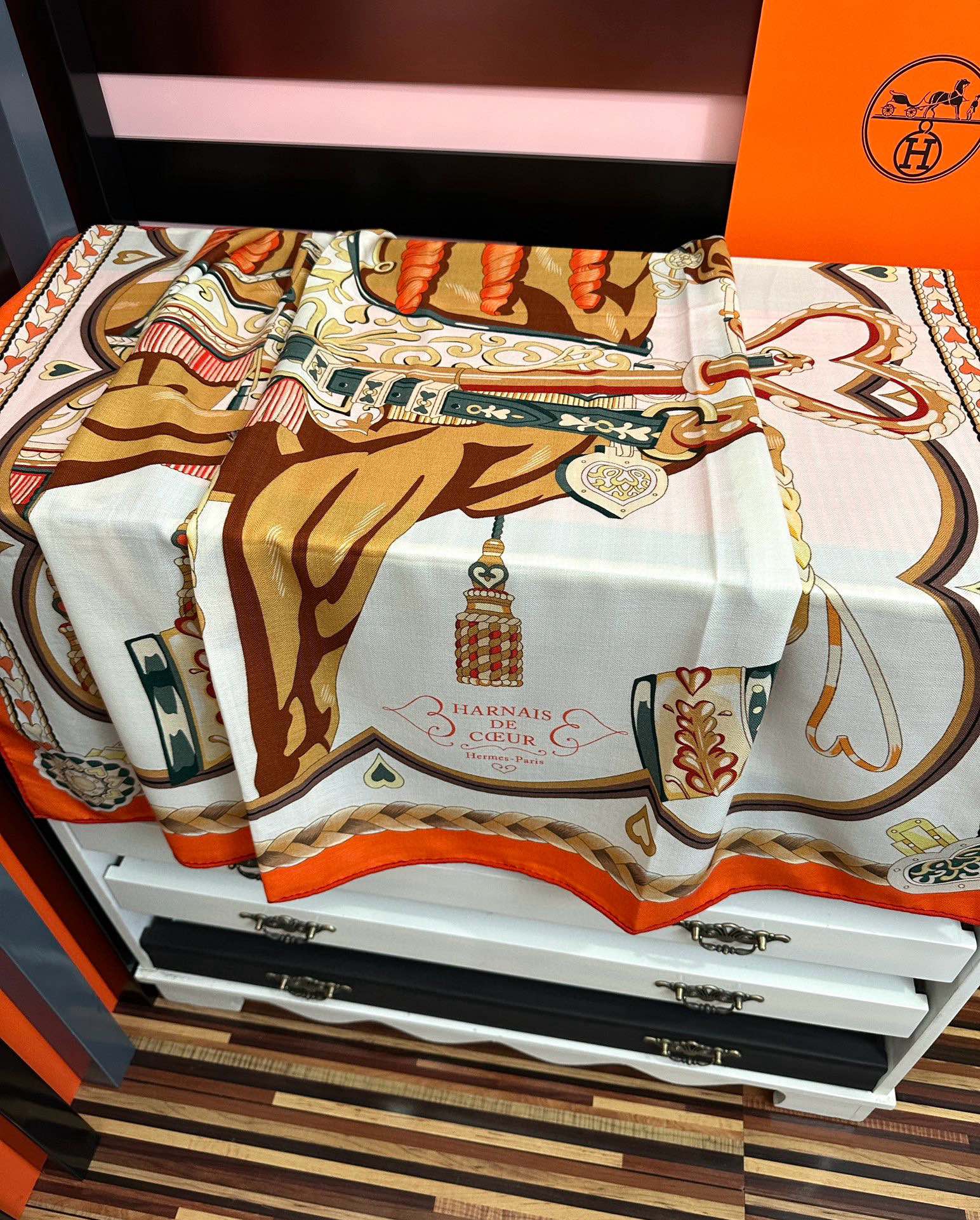 。上新 爱马仕【骏马奔腾】ZG同步 秋冬新款[爱心]新一季丝巾采购清单估计各位养马人们已经列好了[太阳]