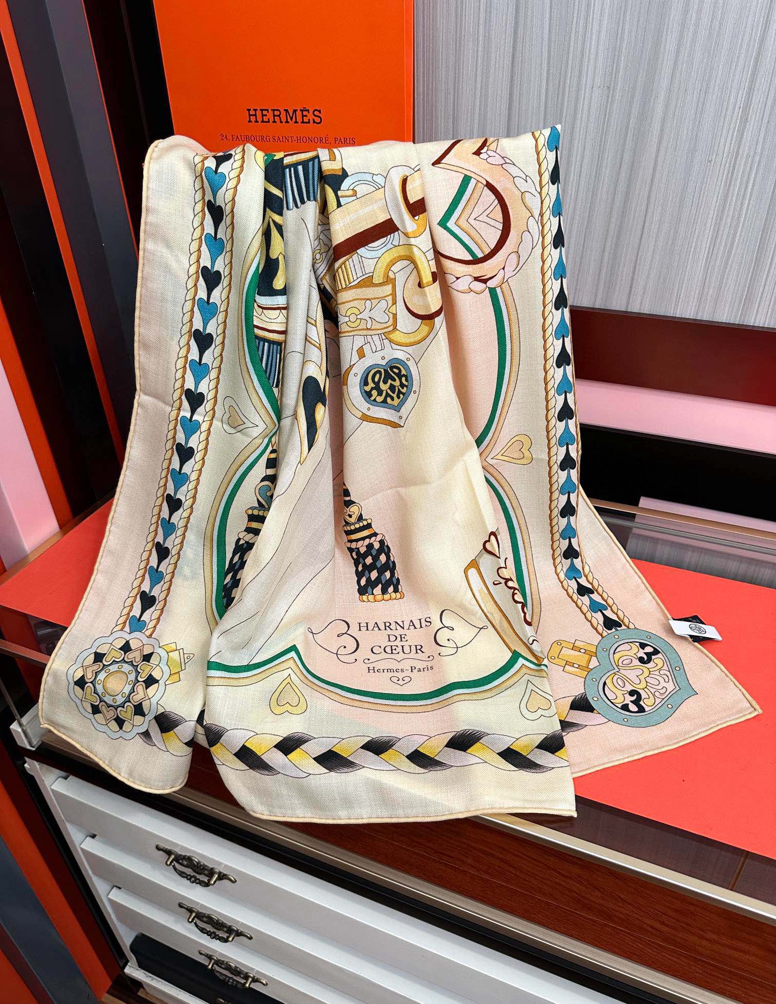 。上新 爱马仕【骏马奔腾】ZG同步 秋冬新款[爱心]新一季丝巾采购清单估计各位养马人们已经列好了[太阳]