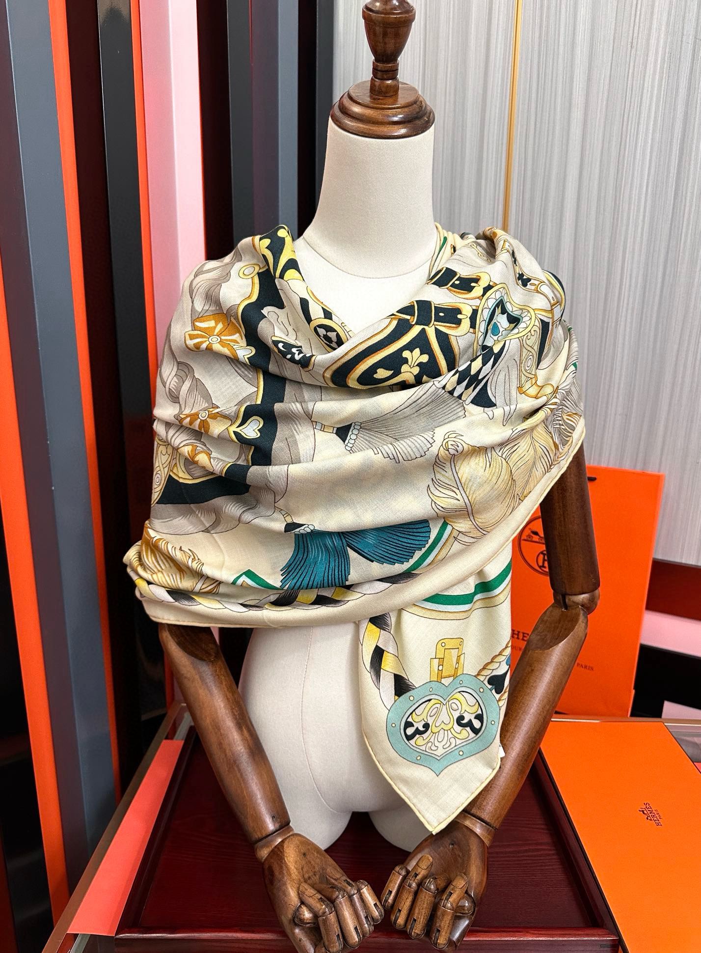 。上新 爱马仕【骏马奔腾】ZG同步 秋冬新款[爱心]新一季丝巾采购清单估计各位养马人们已经列好了[太阳]