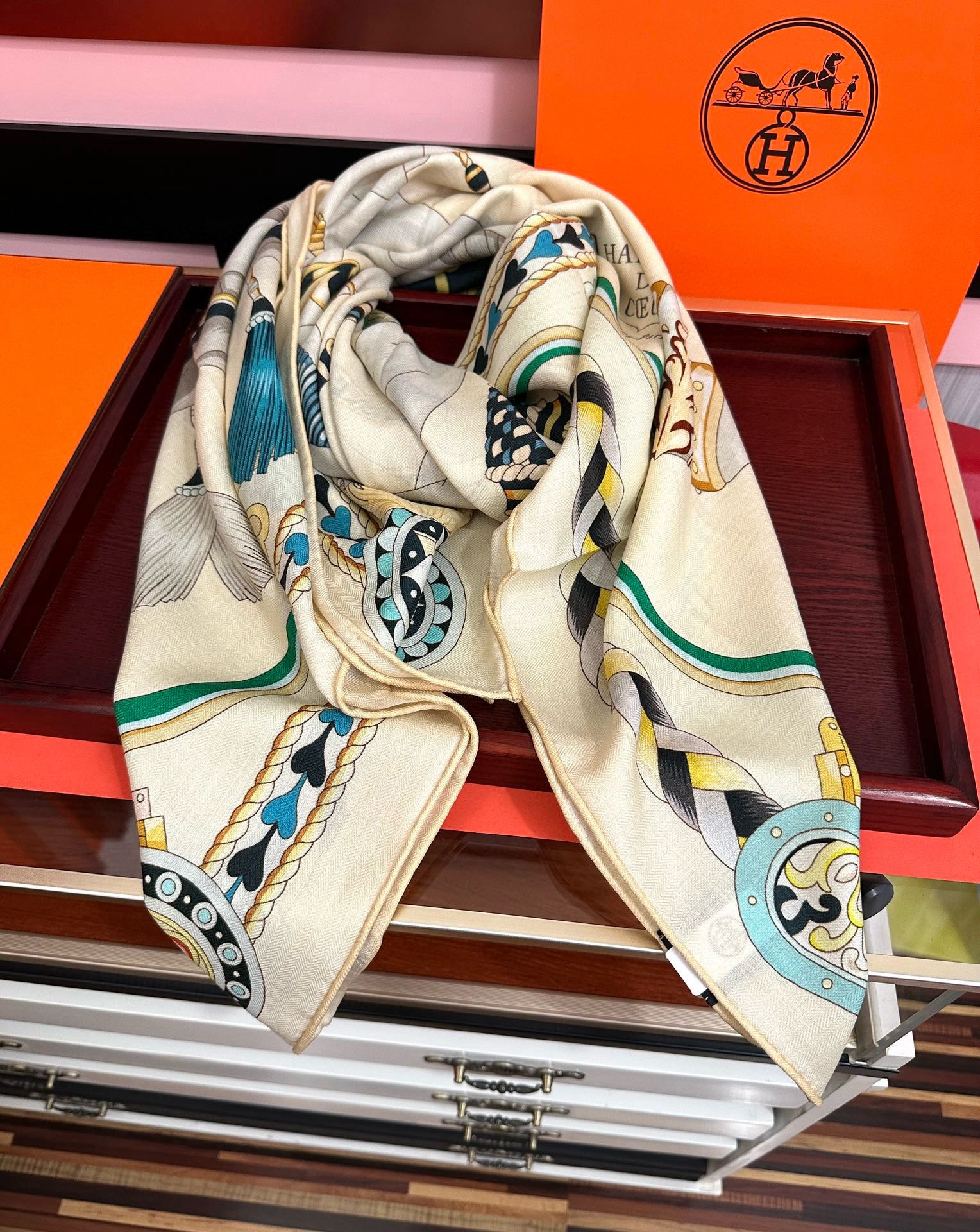 。上新 爱马仕【骏马奔腾】ZG同步 秋冬新款[爱心]新一季丝巾采购清单估计各位养马人们已经列好了[太阳]