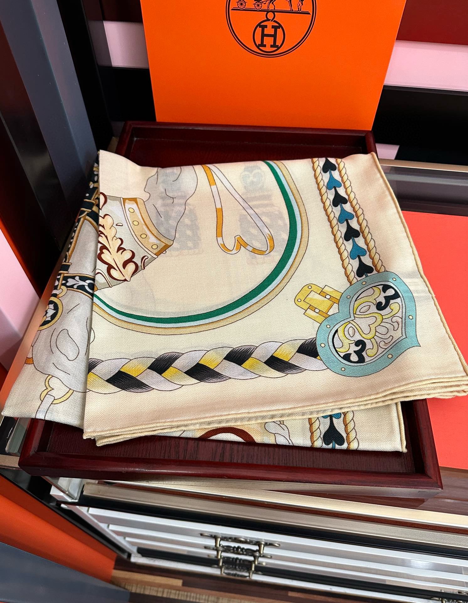 。上新 爱马仕【骏马奔腾】ZG同步 秋冬新款[爱心]新一季丝巾采购清单估计各位养马人们已经列好了[太阳]