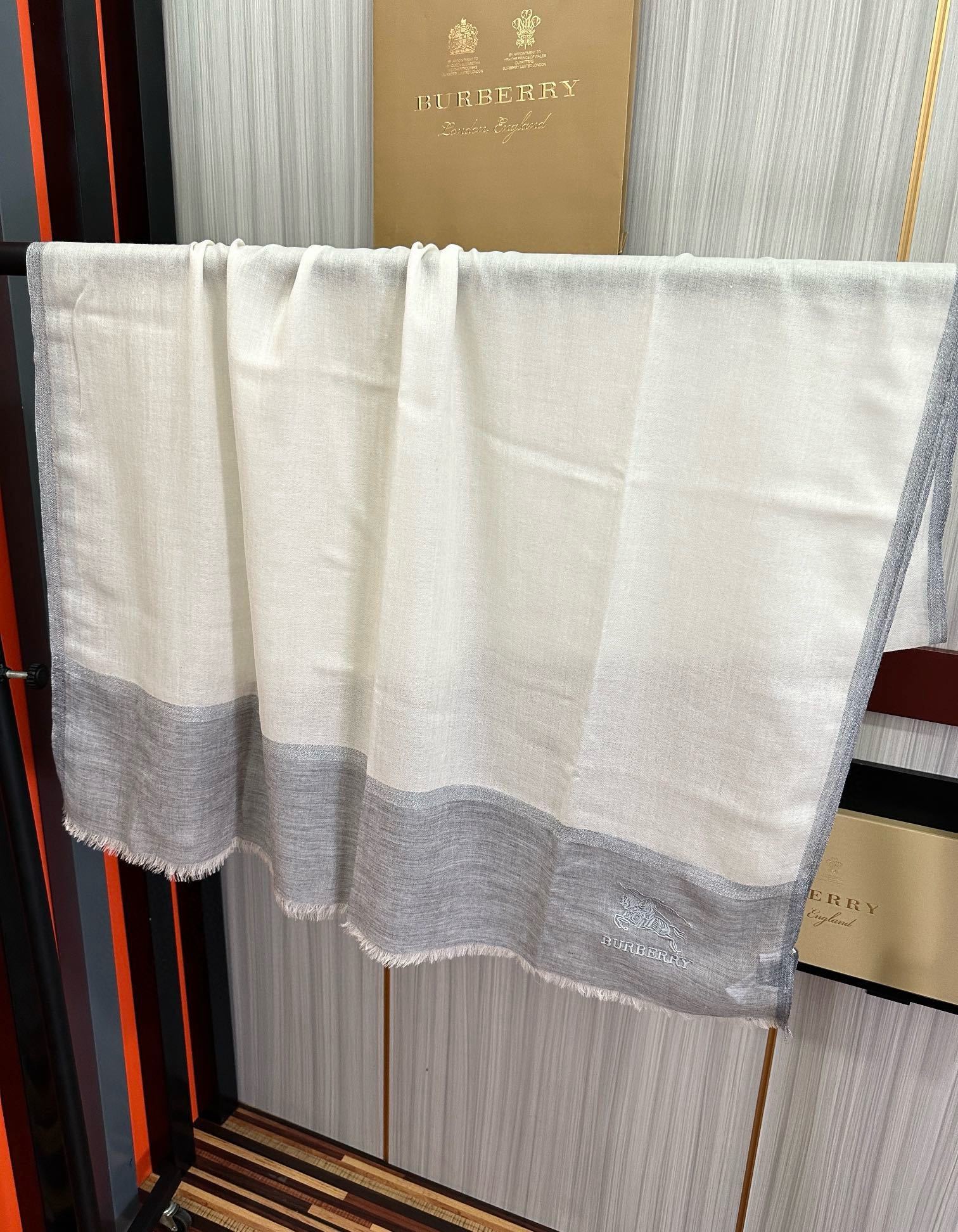 上新🔥 巴宝莉👍重磅推荐🎀太美了👓火爆N年的格子,人人都喜欢💕时潮人都有好几条巴家围巾放在衣橱,🧣换条围