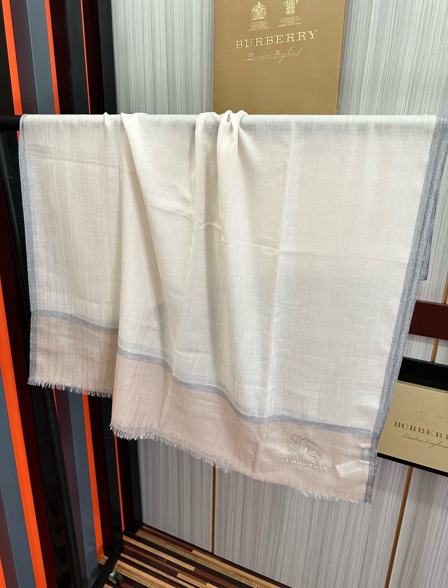 上新🔥 巴宝莉👍重磅推荐🎀太美了👓火爆N年的格子,人人都喜欢💕时潮人都有好几条巴家围巾放在衣橱,🧣换条围