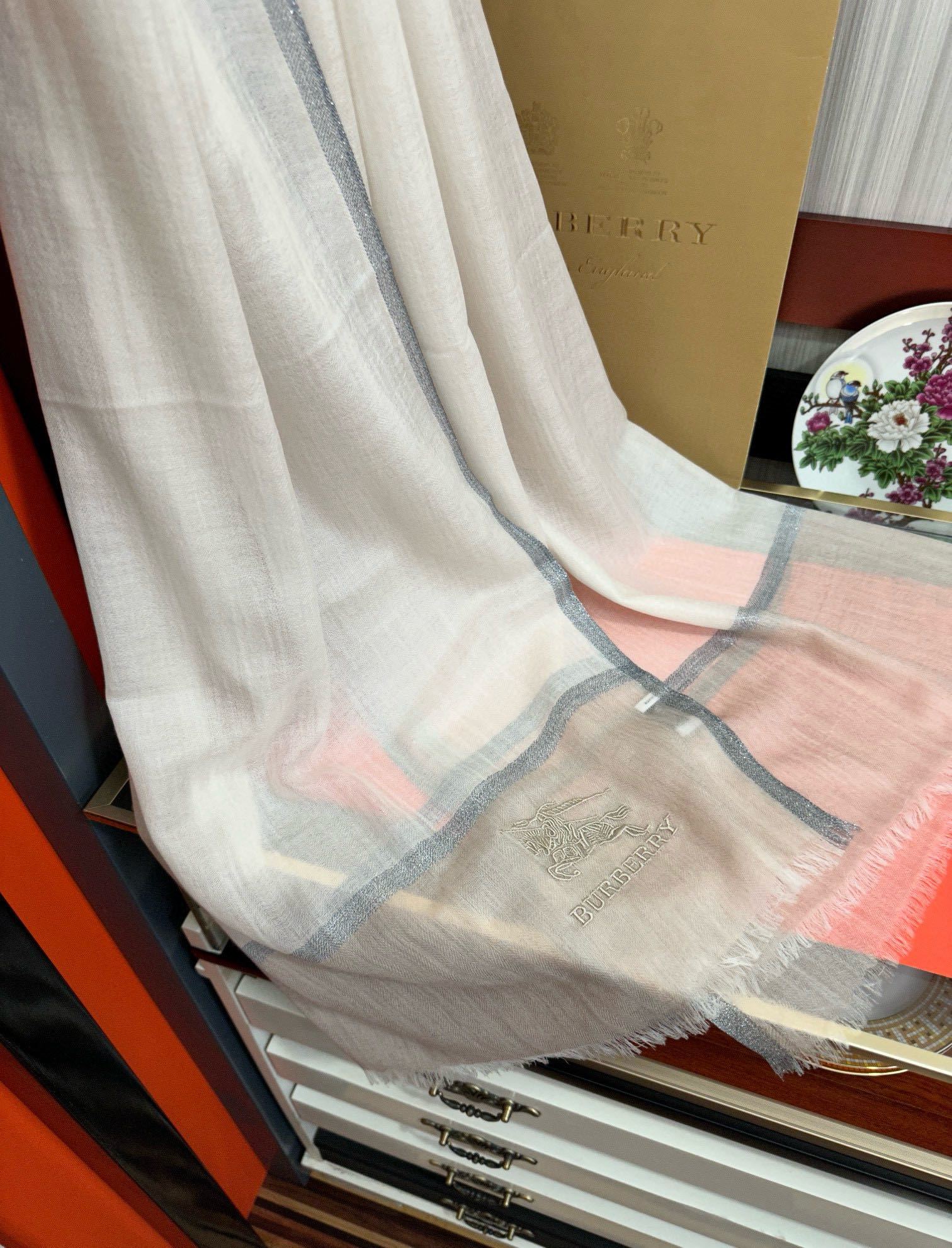 上新🔥 巴宝莉👍重磅推荐🎀太美了👓火爆N年的格子,人人都喜欢💕时潮人都有好几条巴家围巾放在衣橱,🧣换条围