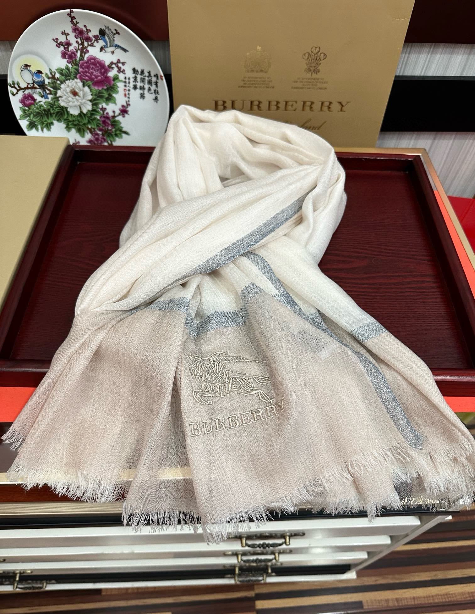 上新🔥 巴宝莉👍重磅推荐🎀太美了👓火爆N年的格子,人人都喜欢💕时潮人都有好几条巴家围巾放在衣橱,🧣换条围