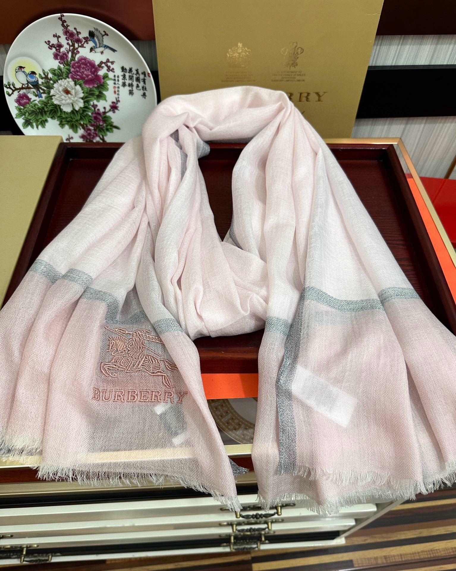 上新🔥 巴宝莉👍重磅推荐🎀太美了👓火爆N年的格子,人人都喜欢💕时潮人都有好几条巴家围巾放在衣橱,🧣换条围