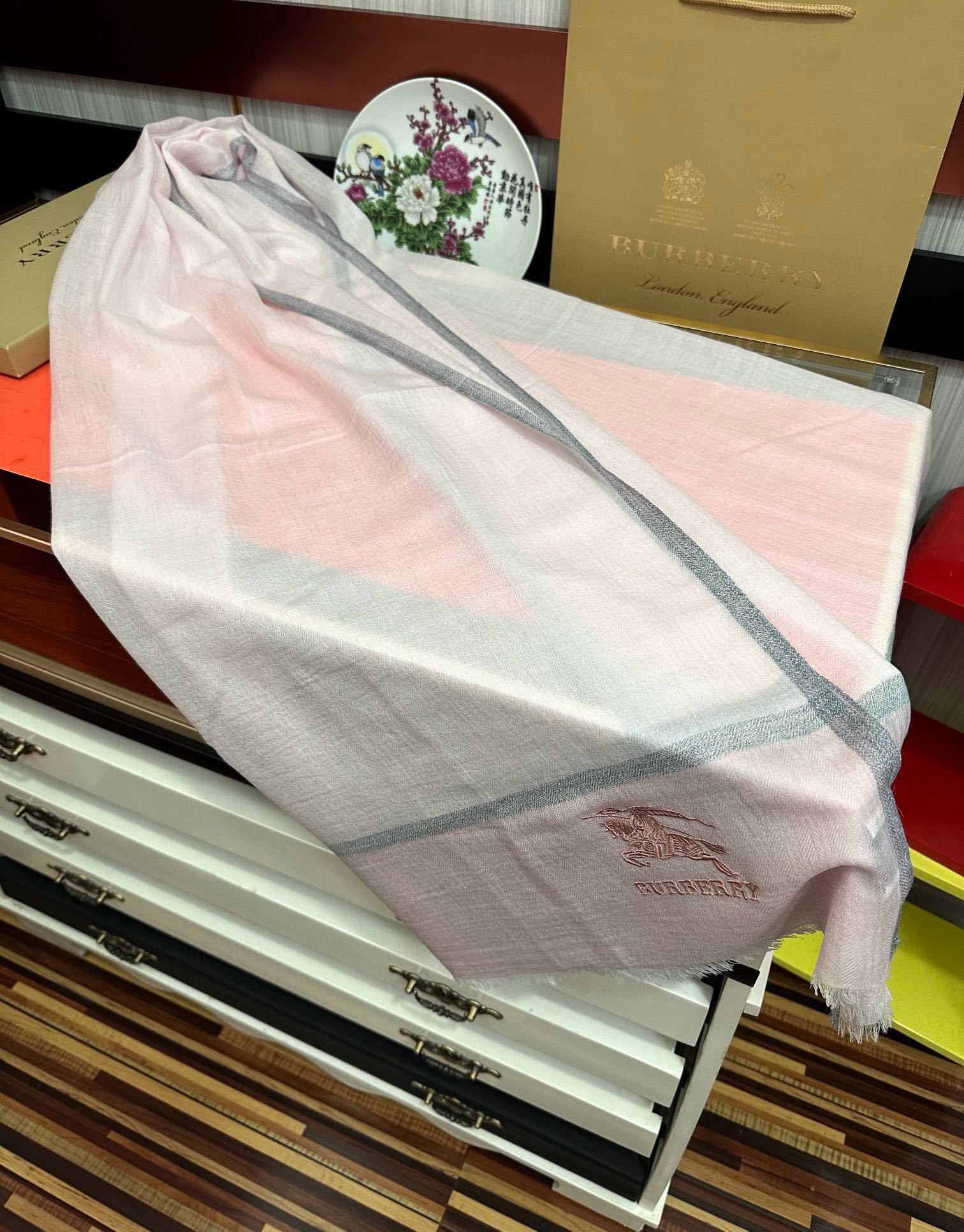 上新🔥 巴宝莉👍重磅推荐🎀太美了👓火爆N年的格子,人人都喜欢💕时潮人都有好几条巴家围巾放在衣橱,🧣换条围