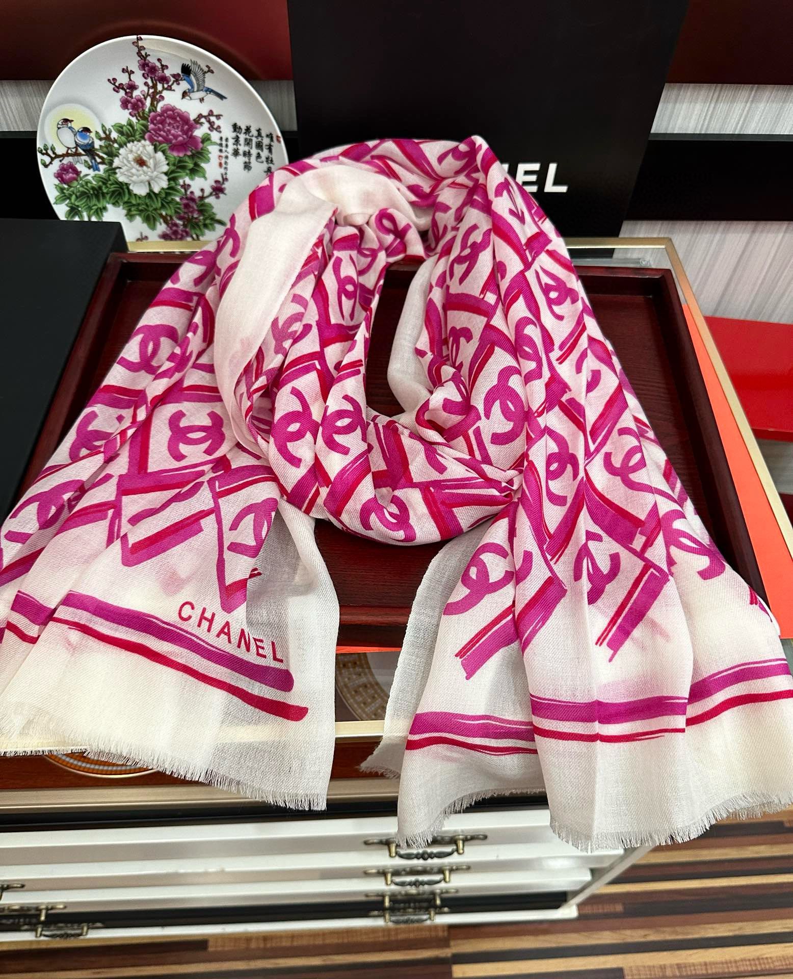 新款 小香2025最新款[爱心]真心赞👍【双c羊绒长巾】😘💍实物真心美 🎀披肩配以印花💓💃🏻无论设计喷绘