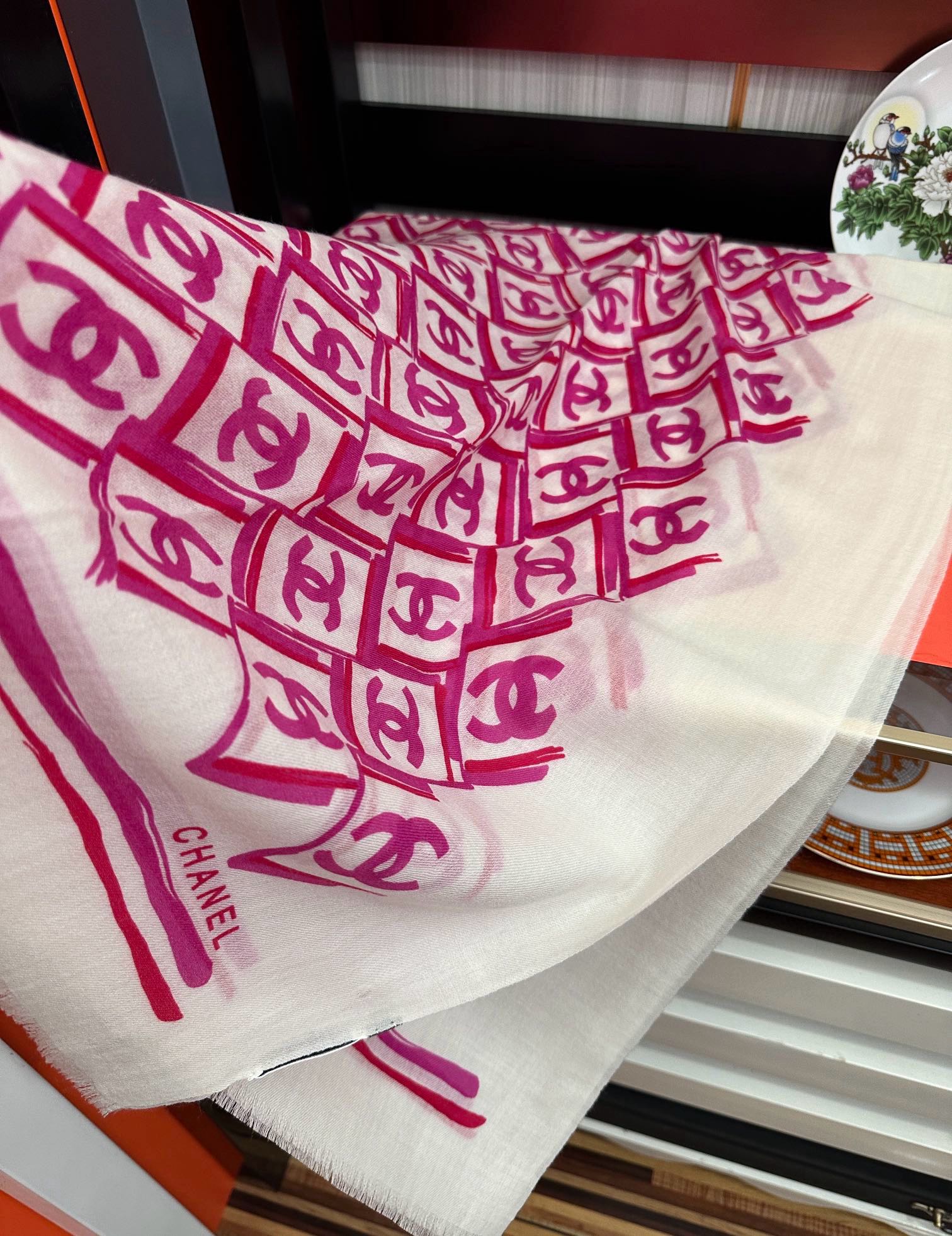 新款 小香2025最新款[爱心]真心赞👍【双c羊绒长巾】😘💍实物真心美 🎀披肩配以印花💓💃🏻无论设计喷绘