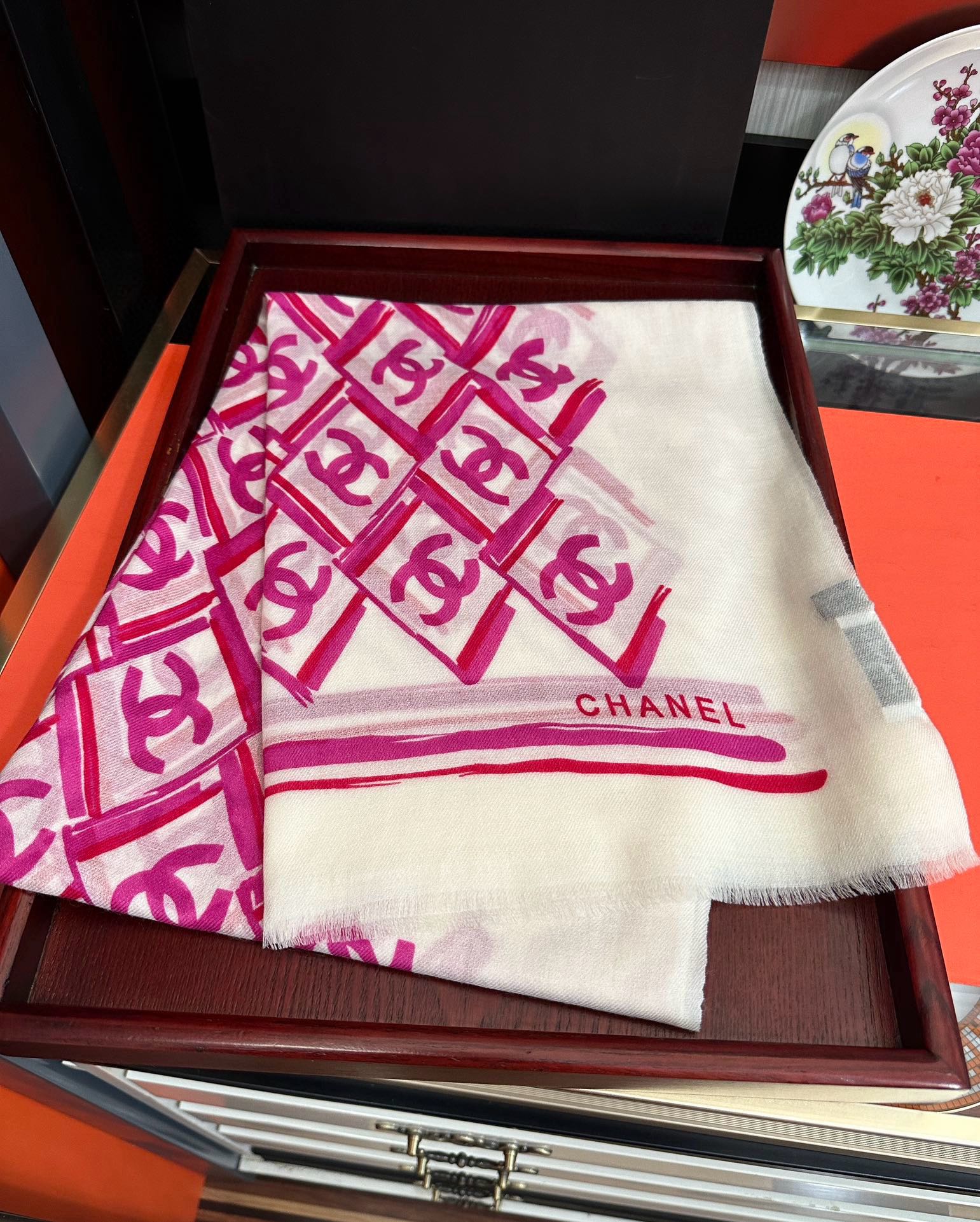 新款 小香2025最新款[爱心]真心赞👍【双c羊绒长巾】😘💍实物真心美 🎀披肩配以印花💓💃🏻无论设计喷绘