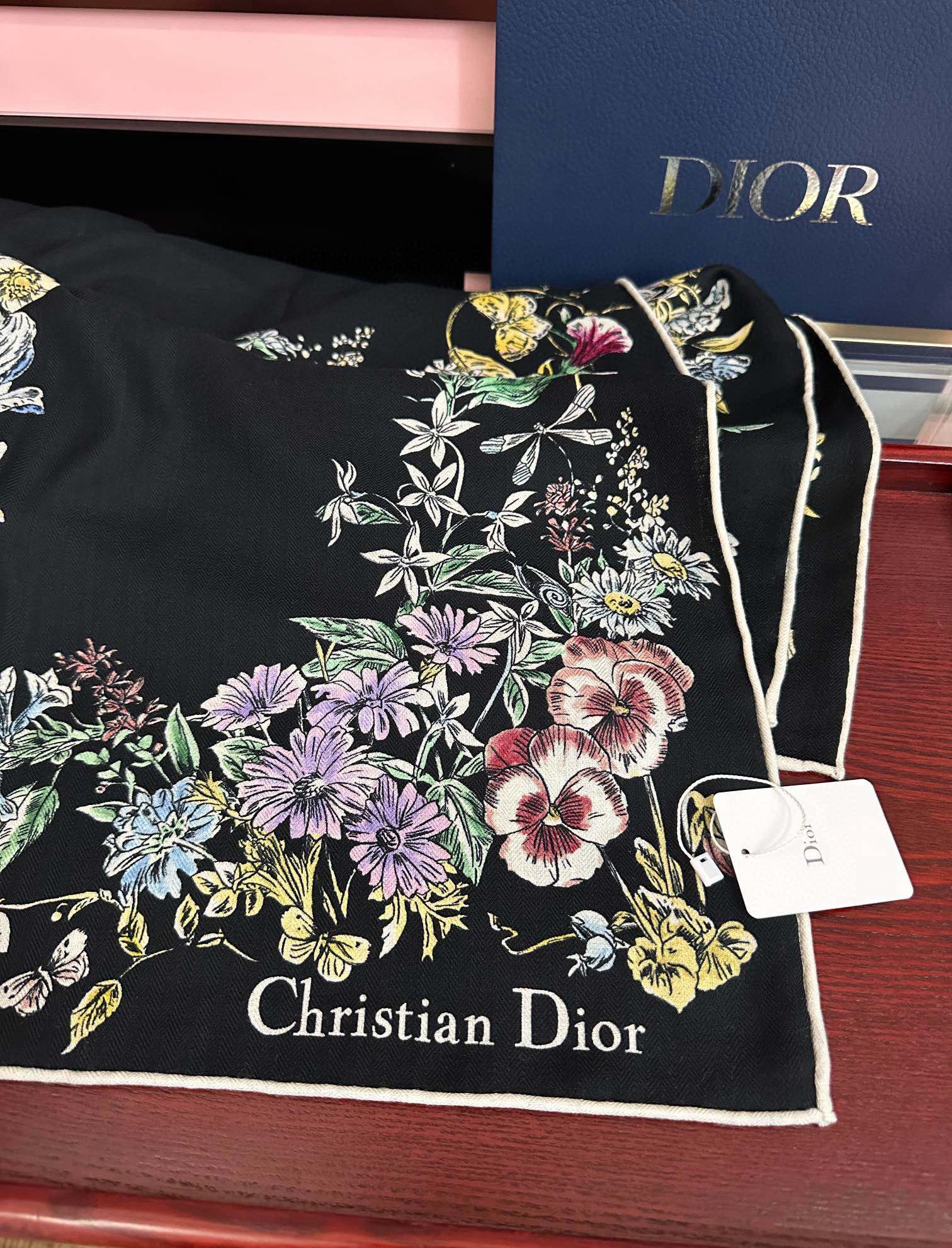 。新款Dior 双面丝毛印花方巾[礼物]这款方巾以 Star 图案呈现 D的幸运星[庆祝]通过该系列的精