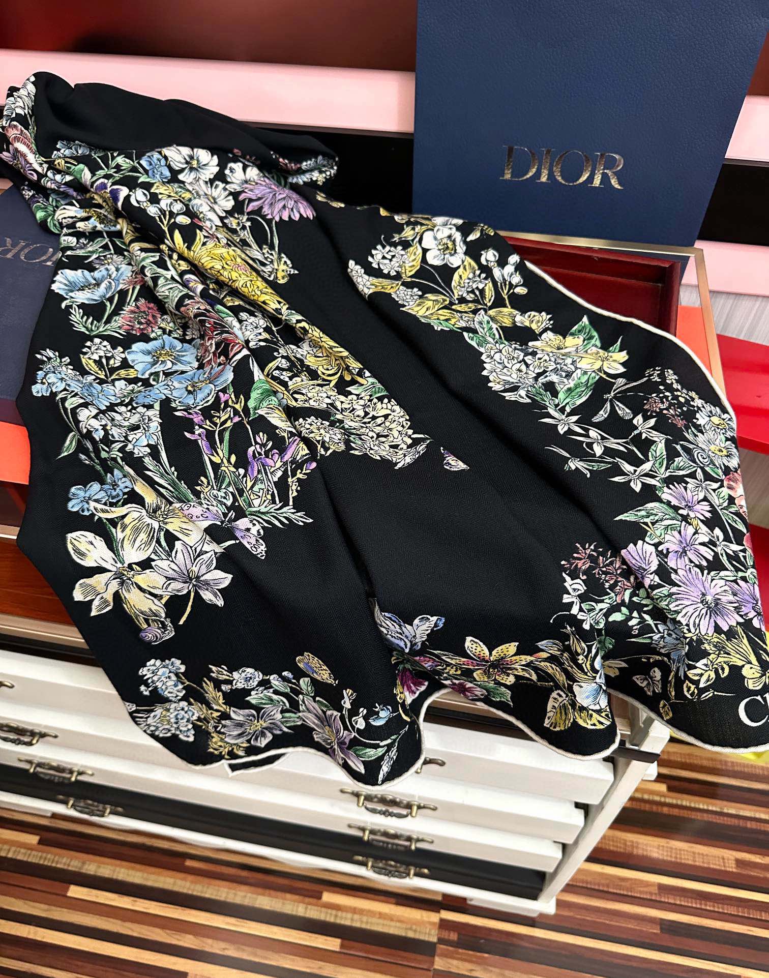 。新款Dior 双面丝毛印花方巾[礼物]这款方巾以 Star 图案呈现 D的幸运星[庆祝]通过该系列的精