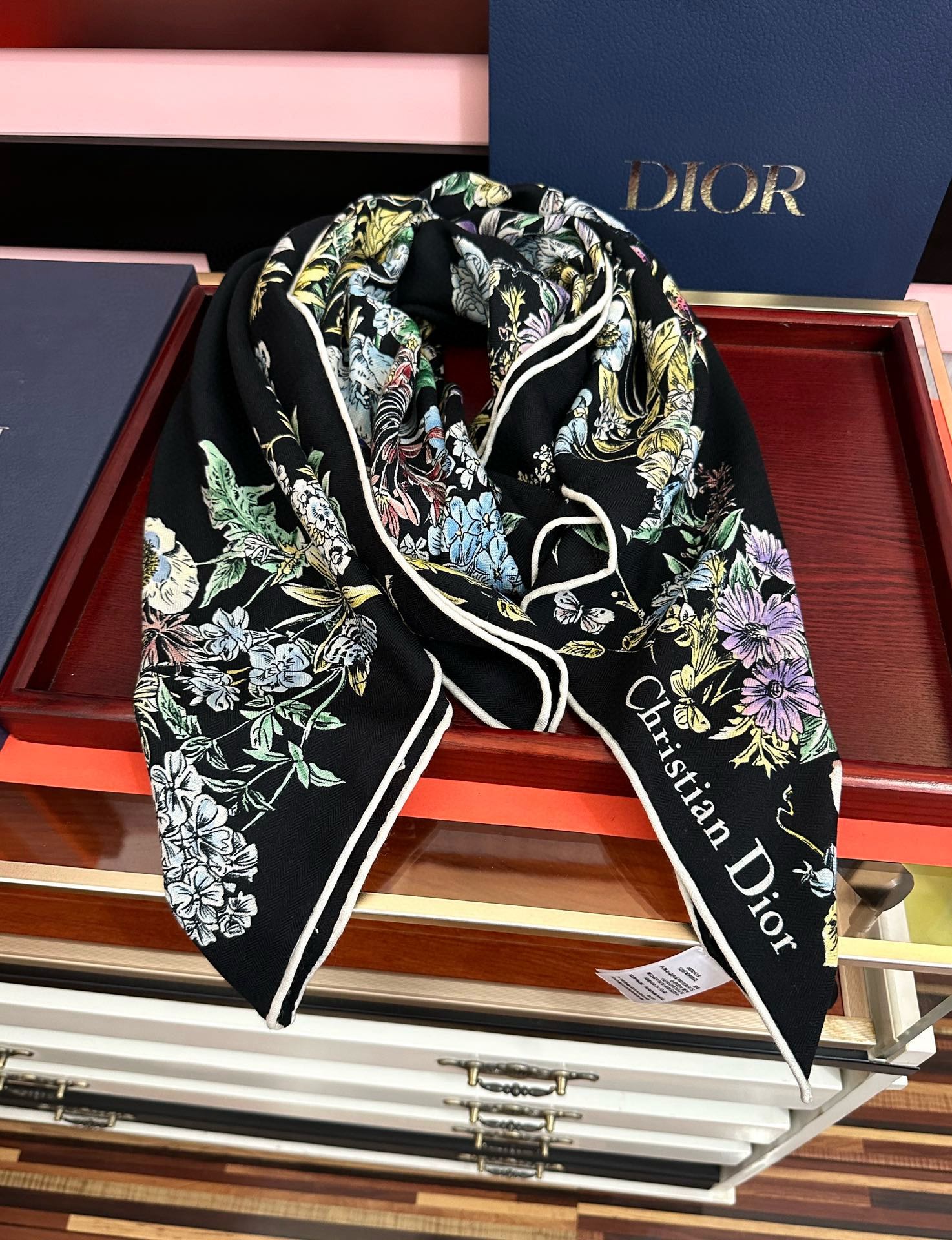 。新款Dior 双面丝毛印花方巾[礼物]这款方巾以 Star 图案呈现 D的幸运星[庆祝]通过该系列的精