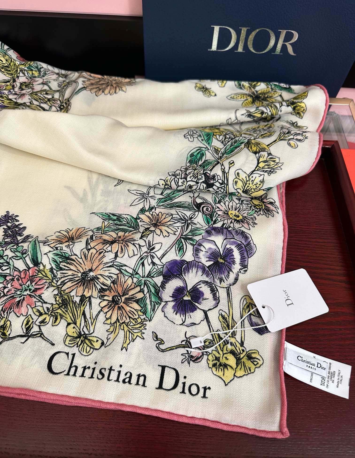 。新款Dior 双面丝毛印花方巾[礼物]这款方巾以 Star 图案呈现 D的幸运星[庆祝]通过该系列的精