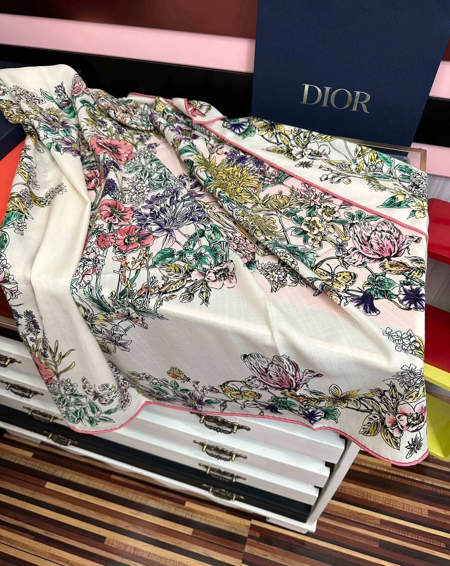 。新款Dior 双面丝毛印花方巾[礼物]这款方巾以 Star 图案呈现 D的幸运星[庆祝]通过该系列的精