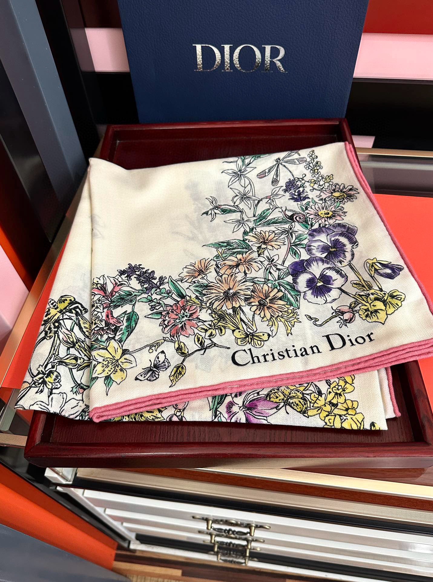 。新款Dior 双面丝毛印花方巾[礼物]这款方巾以 Star 图案呈现 D的幸运星[庆祝]通过该系列的精