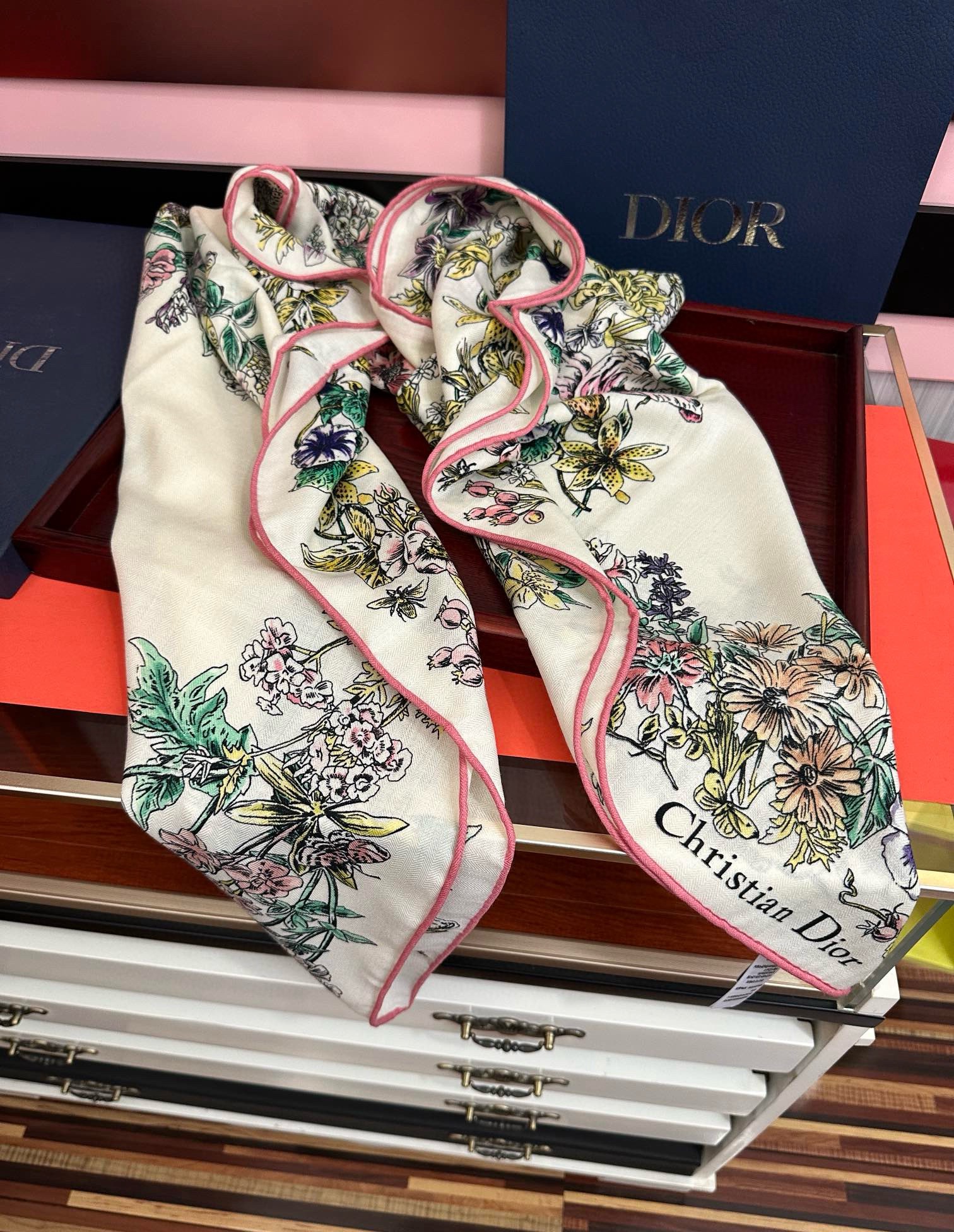 。新款Dior 双面丝毛印花方巾[礼物]这款方巾以 Star 图案呈现 D的幸运星[庆祝]通过该系列的精