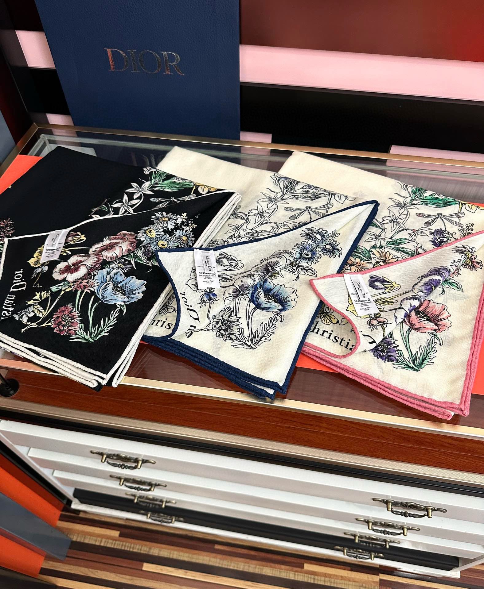 。新款Dior 双面丝毛印花方巾[礼物]这款方巾以 Star 图案呈现 D的幸运星[庆祝]通过该系列的精