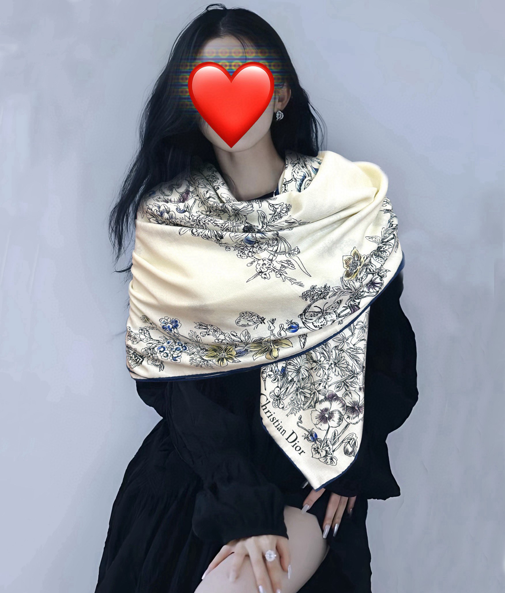 。新款Dior 双面丝毛印花方巾[礼物]这款方巾以 Star 图案呈现 D的幸运星[庆祝]通过该系列的精