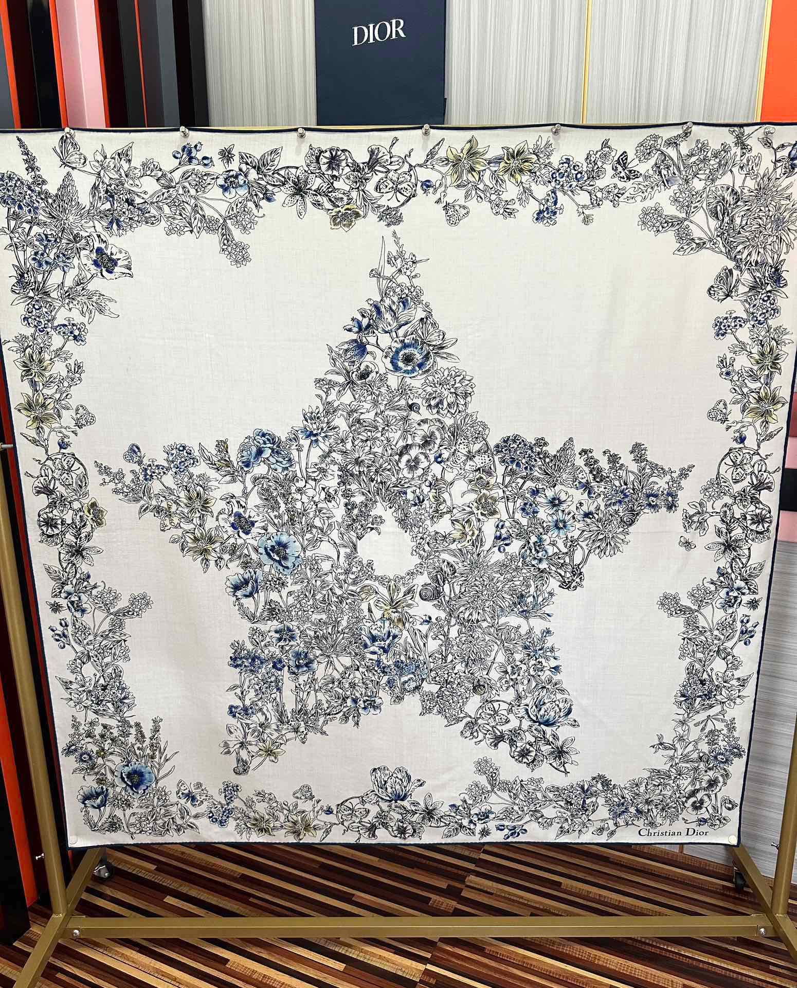 。新款Dior 双面丝毛印花方巾[礼物]这款方巾以 Star 图案呈现 D的幸运星[庆祝]通过该系列的精