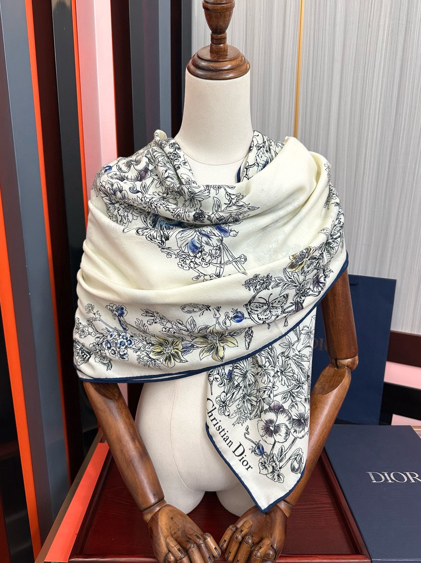 。新款Dior 双面丝毛印花方巾[礼物]这款方巾以 Star 图案呈现 D的幸运星[庆祝]通过该系列的精