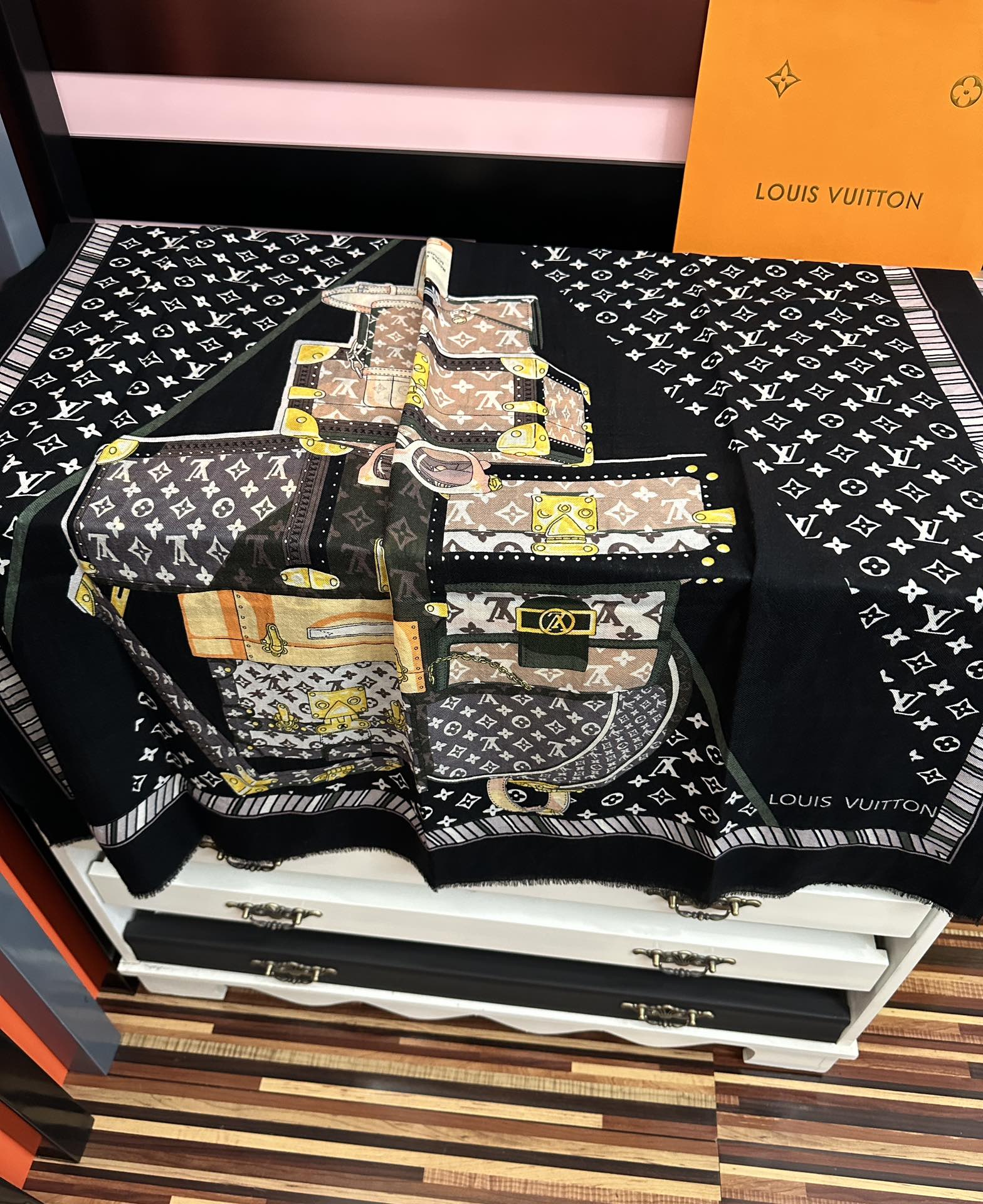 🔥上新L家2025新款最新款‼️顶级设计太美了，真心赞👍【L戒指绒长巾】😘💍实物真心美 🎀披肩配以印花💓