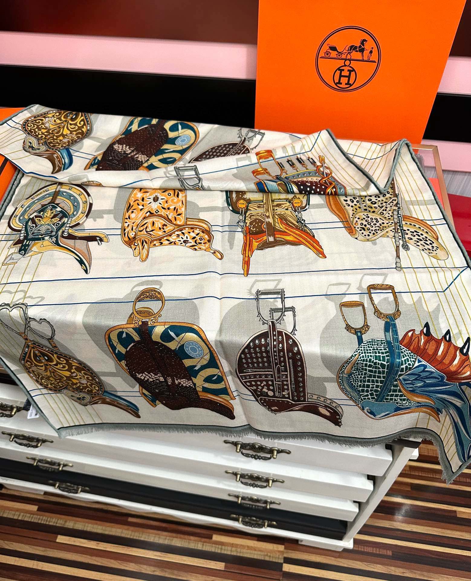 🔥新款 女士们必备款2025 新款爱马仕🔥【双面同色】太美了[吃瓜]下手一定要快[嘴唇]四季都可以用[勾