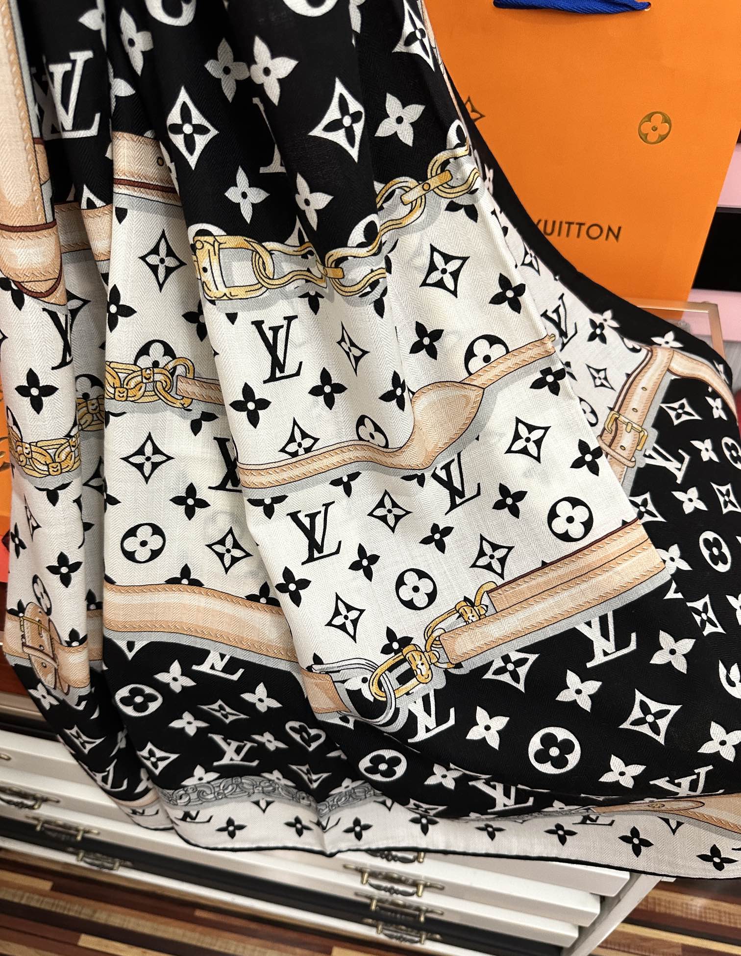 上新❤️LV 2025【双面同色热】永远都是那么经典优雅[礼物]~气质到骨子里[色]新一季的面料超高级，