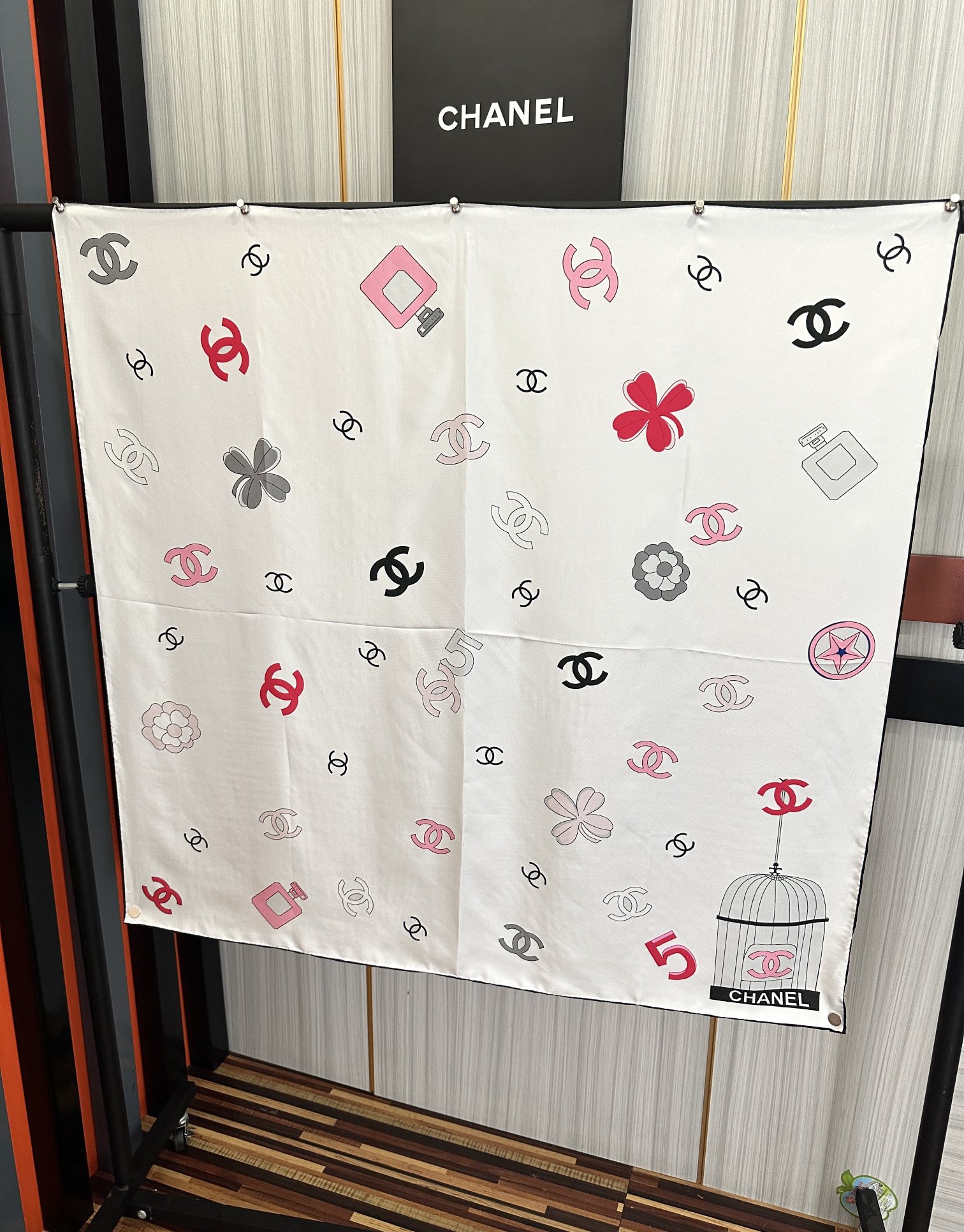 🔥香奈儿《字母鸟笼丝巾》[得意]经典配色[庆祝]融合品牌标识与艺术化鸟笼元素[玫瑰]低调中透露出高级感[