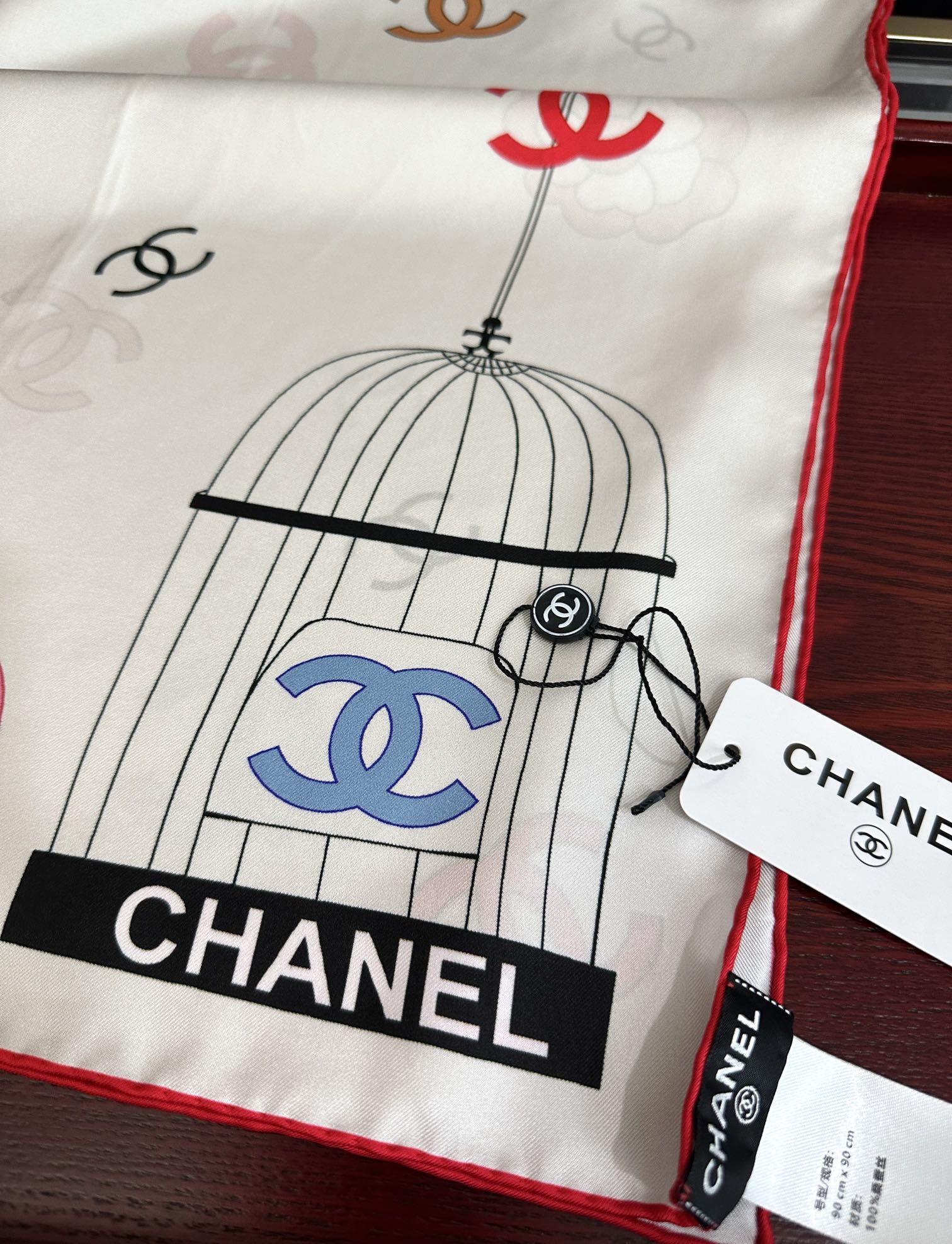 🔥香奈儿《字母鸟笼丝巾》[得意]经典配色[庆祝]融合品牌标识与艺术化鸟笼元素[玫瑰]低调中透露出高级感[