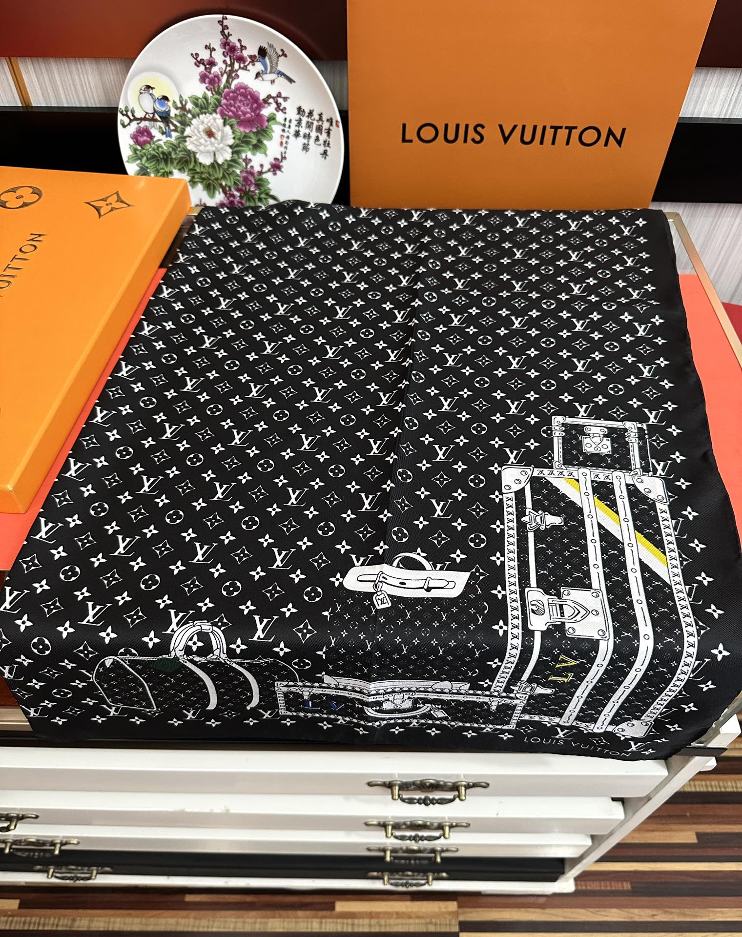 上新2025 最新款LV🌟【经典款式】真丝方巾，买了都说好👍下手一定要快【高端 大爱❤️女人尤物 】货极