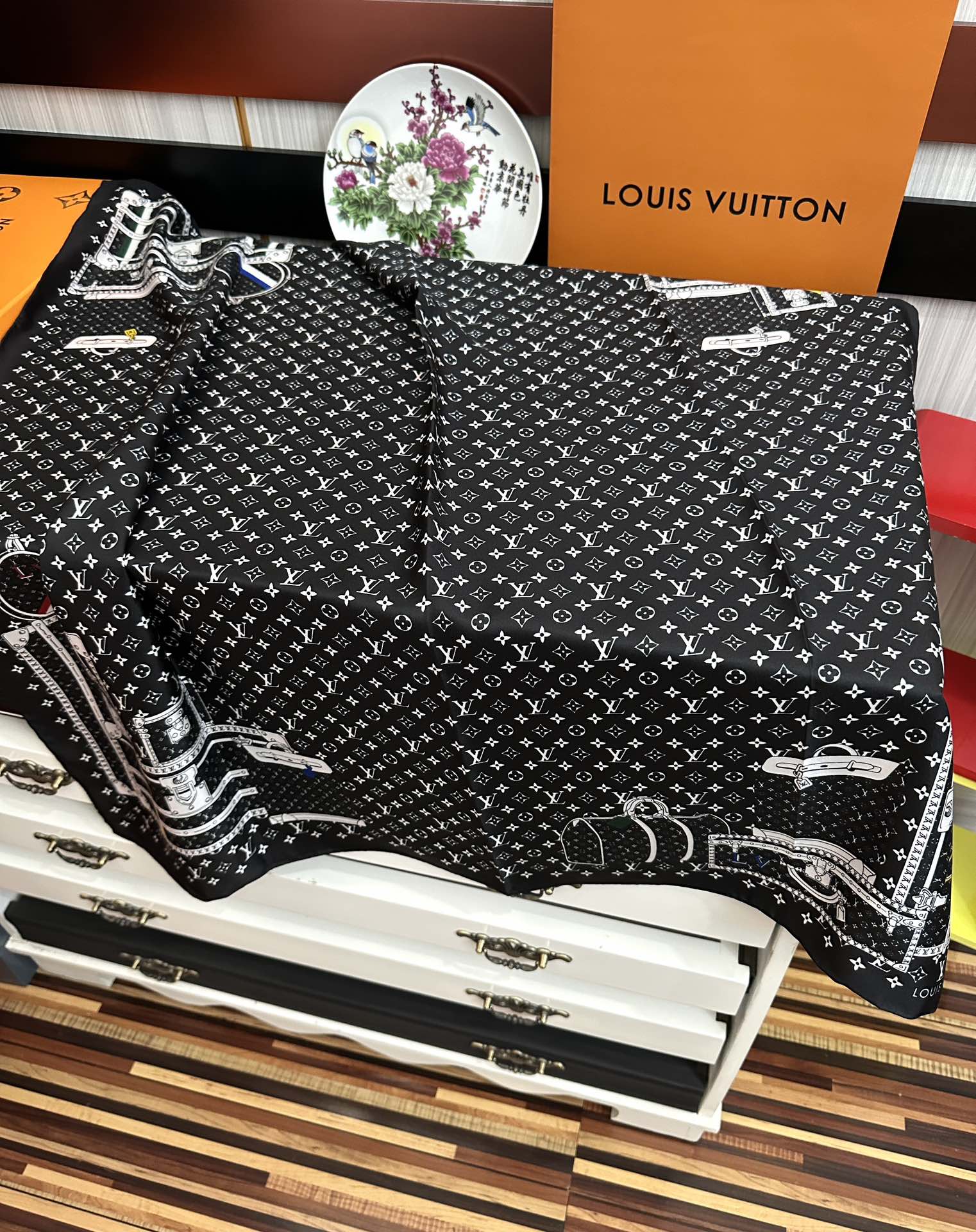 上新2025 最新款LV🌟【经典款式】真丝方巾，买了都说好👍下手一定要快【高端 大爱❤️女人尤物 】货极