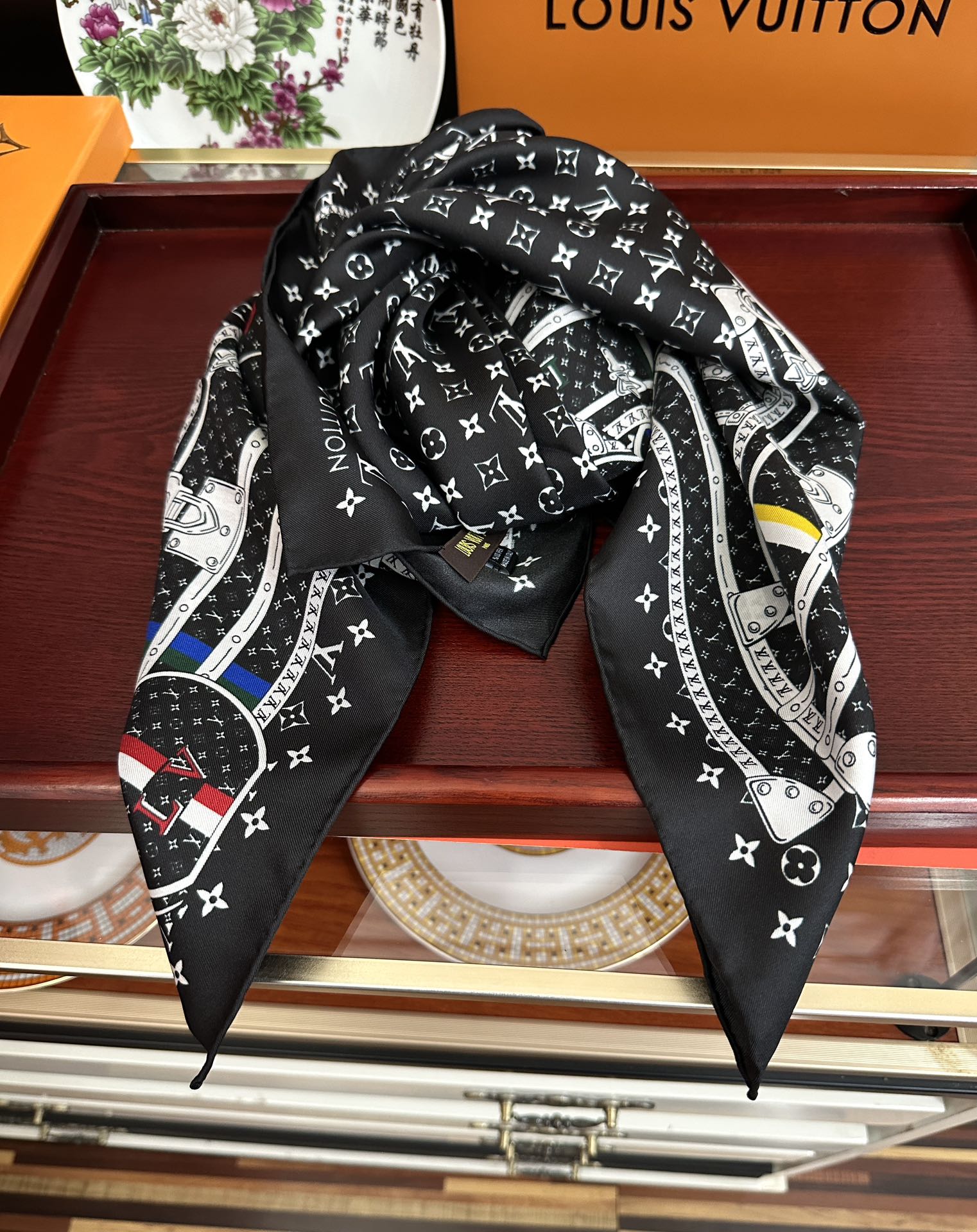 上新2025 最新款LV🌟【经典款式】真丝方巾，买了都说好👍下手一定要快【高端 大爱❤️女人尤物 】货极