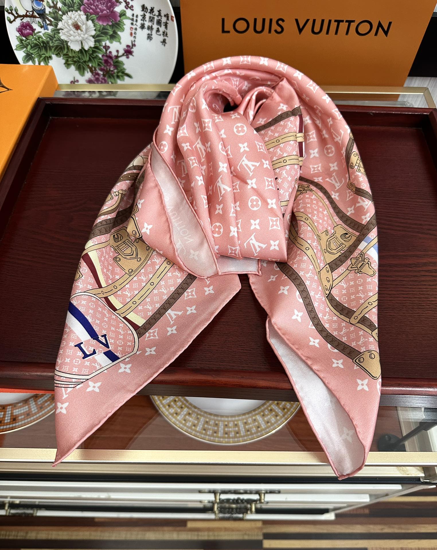 上新2025 最新款LV🌟【经典款式】真丝方巾，买了都说好👍下手一定要快【高端 大爱❤️女人尤物 】货极