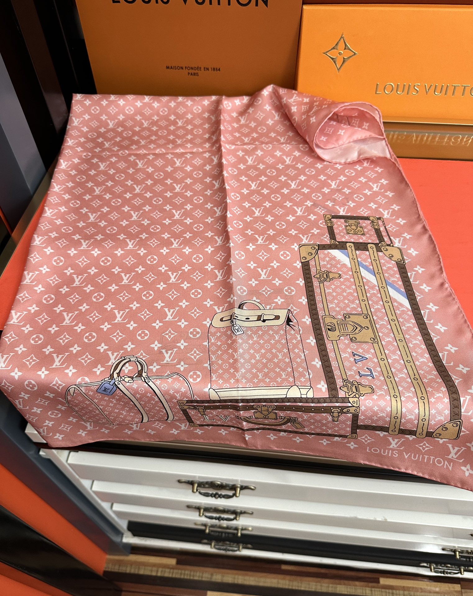 上新2025 最新款LV🌟【经典款式】真丝方巾，买了都说好👍下手一定要快【高端 大爱❤️女人尤物 】货极