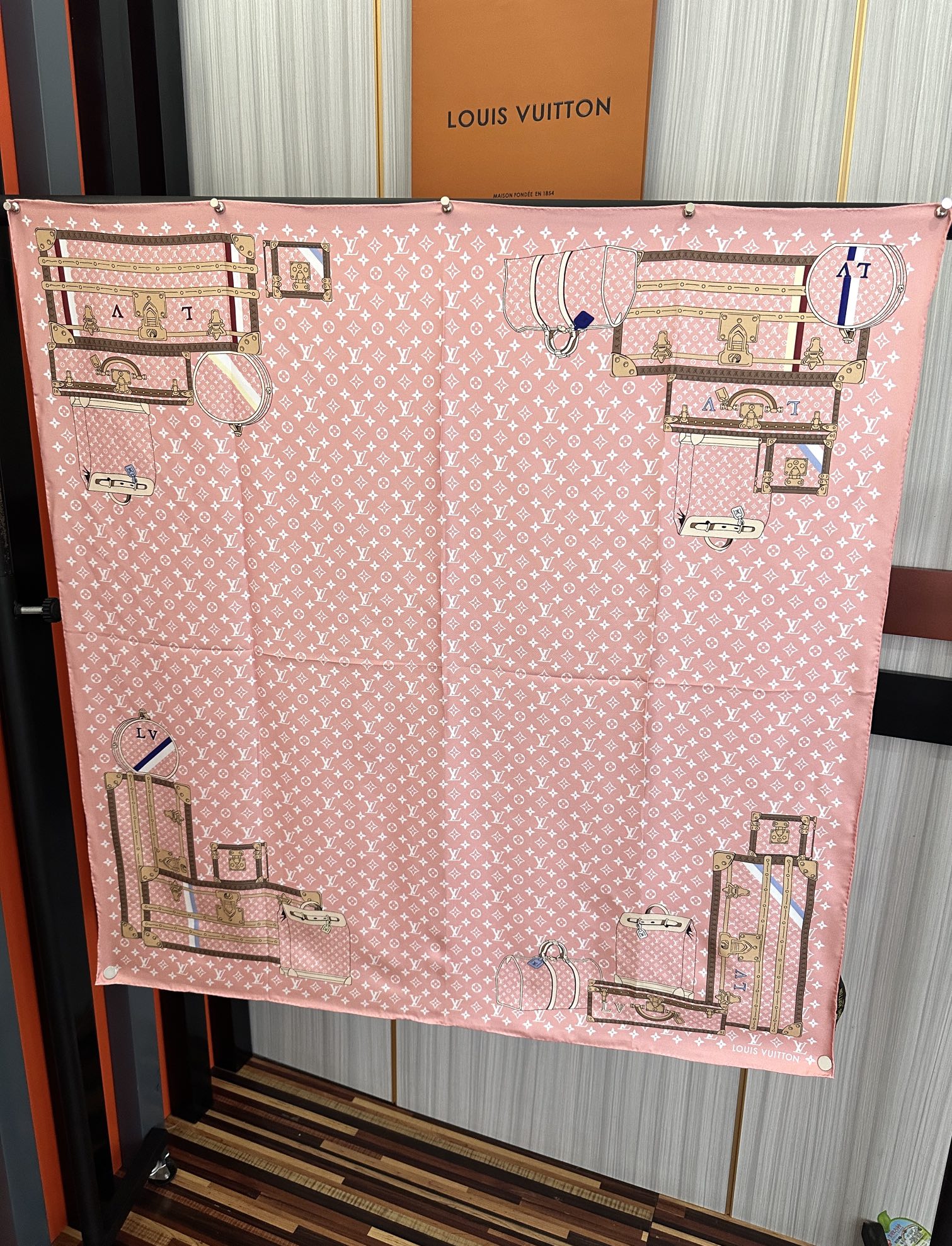 上新2025 最新款LV🌟【经典款式】真丝方巾，买了都说好👍下手一定要快【高端 大爱❤️女人尤物 】货极