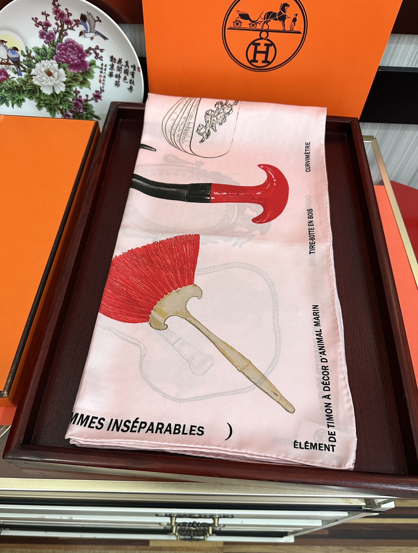 🔥 最新款 HERMES 重磅[庆祝]【形影相随】方巾[嘴唇]精简时髦，品质感很显好[得意]好搭到上瘾的