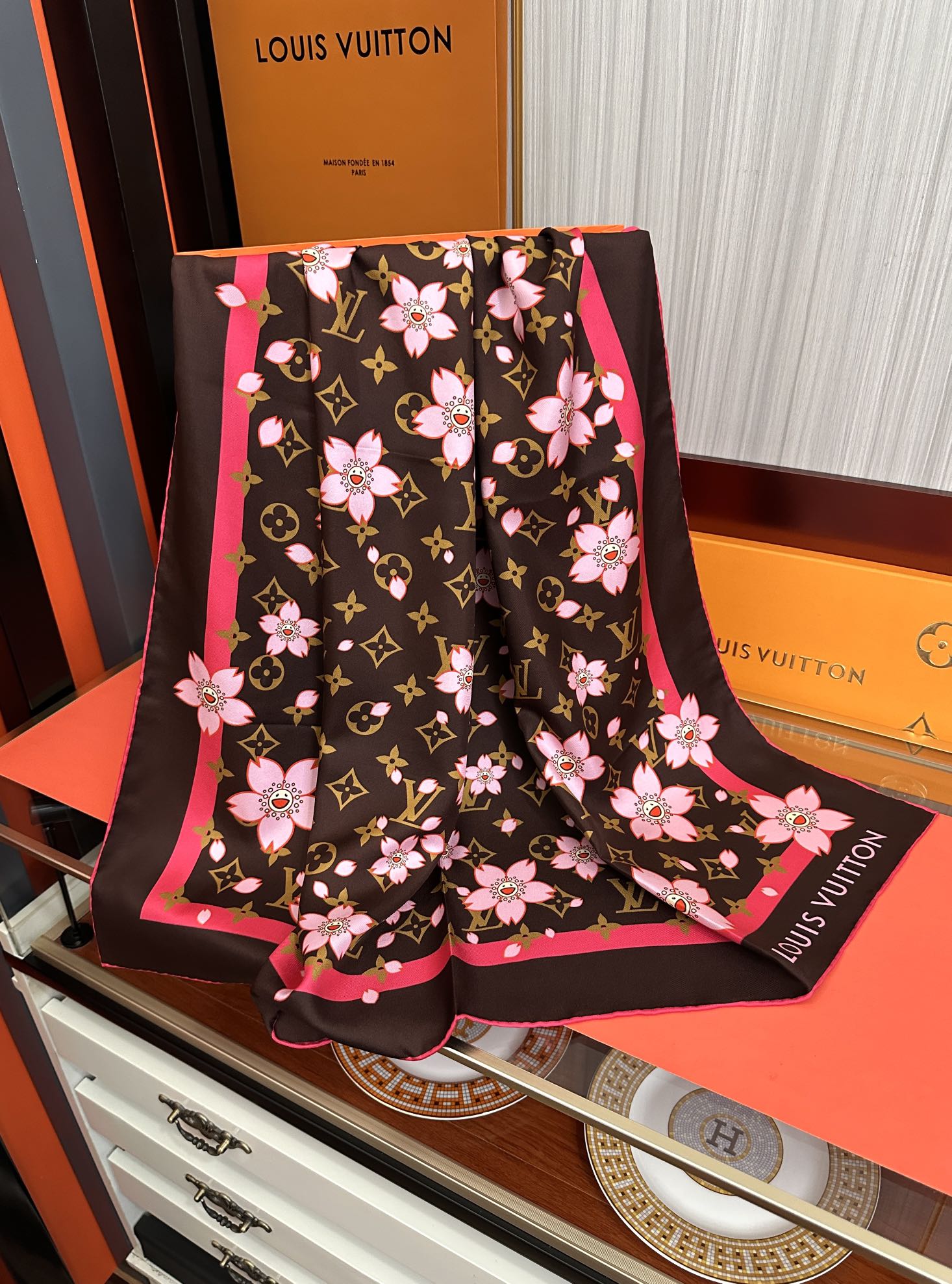 🔥高版本 LV官网同步【双面同色】太阳🌞花朵系列 太美了[庆祝]“L家”90典藏方巾通过别致的经典色彩向