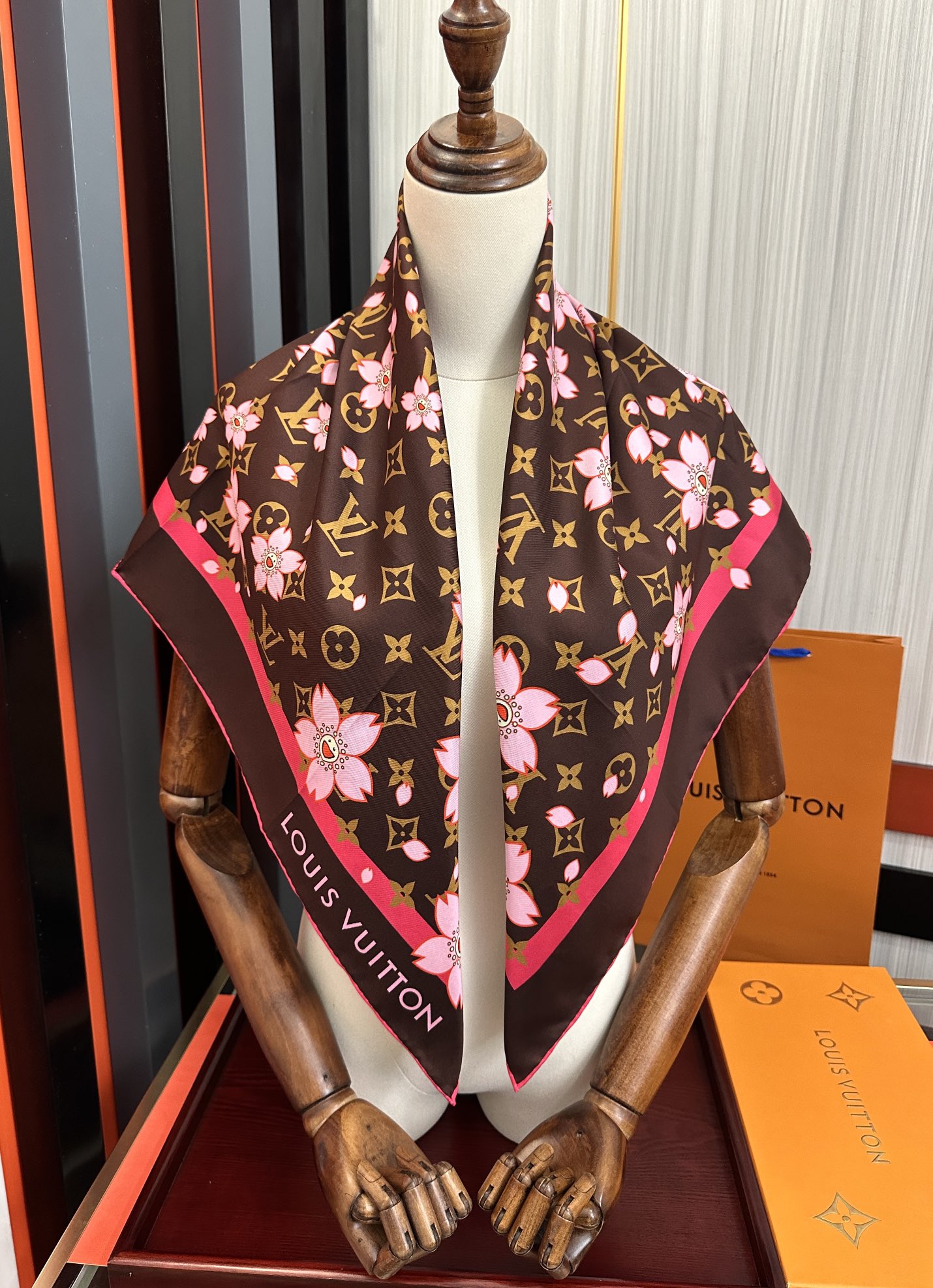 🔥高版本 LV官网同步【双面同色】太阳🌞花朵系列 太美了[庆祝]“L家”90典藏方巾通过别致的经典色彩向